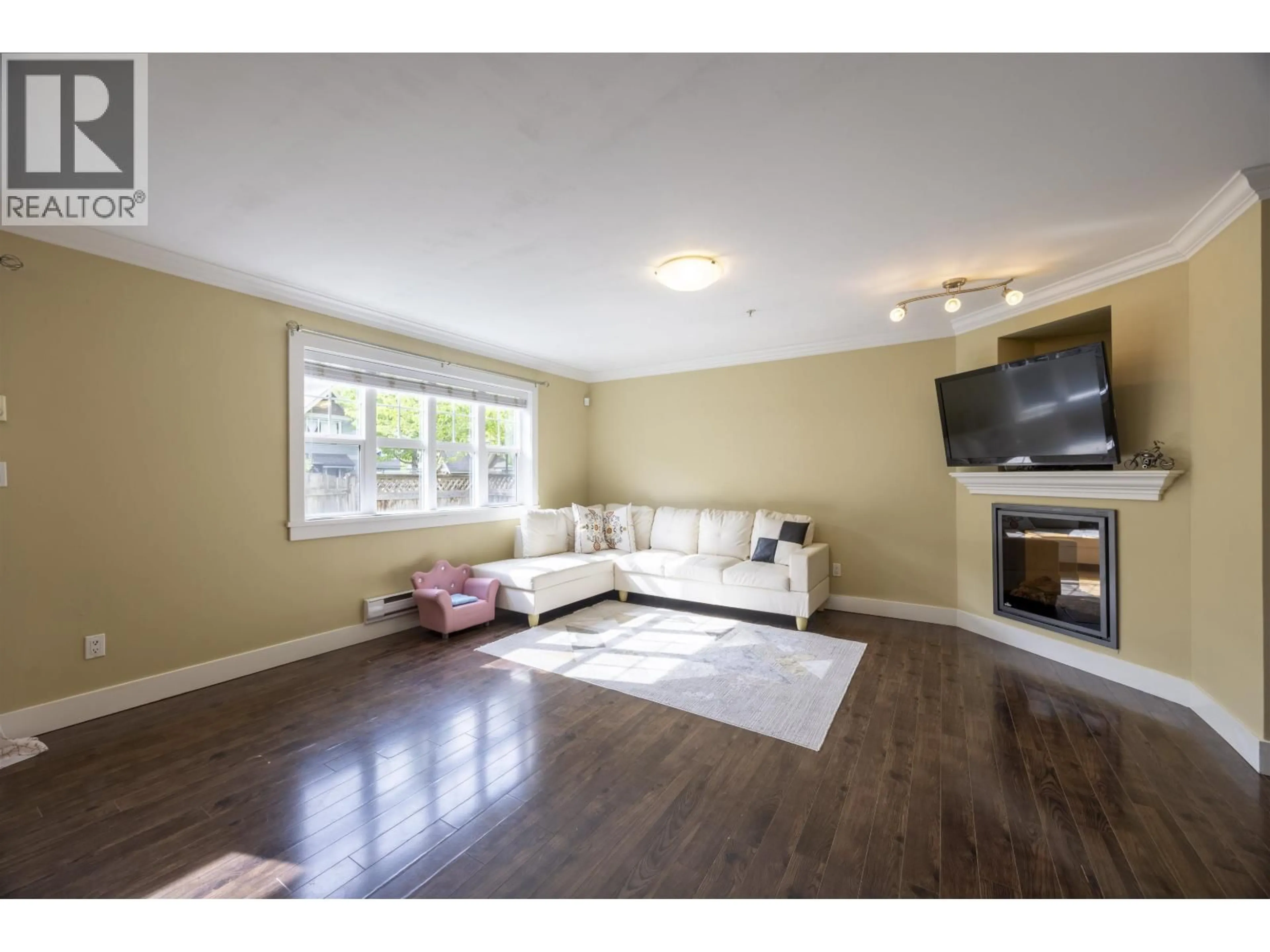 Living room with furniture, wood/laminate floor for 32 - 22977 116 AVENUE, Maple Ridge British Columbia V2X9A8