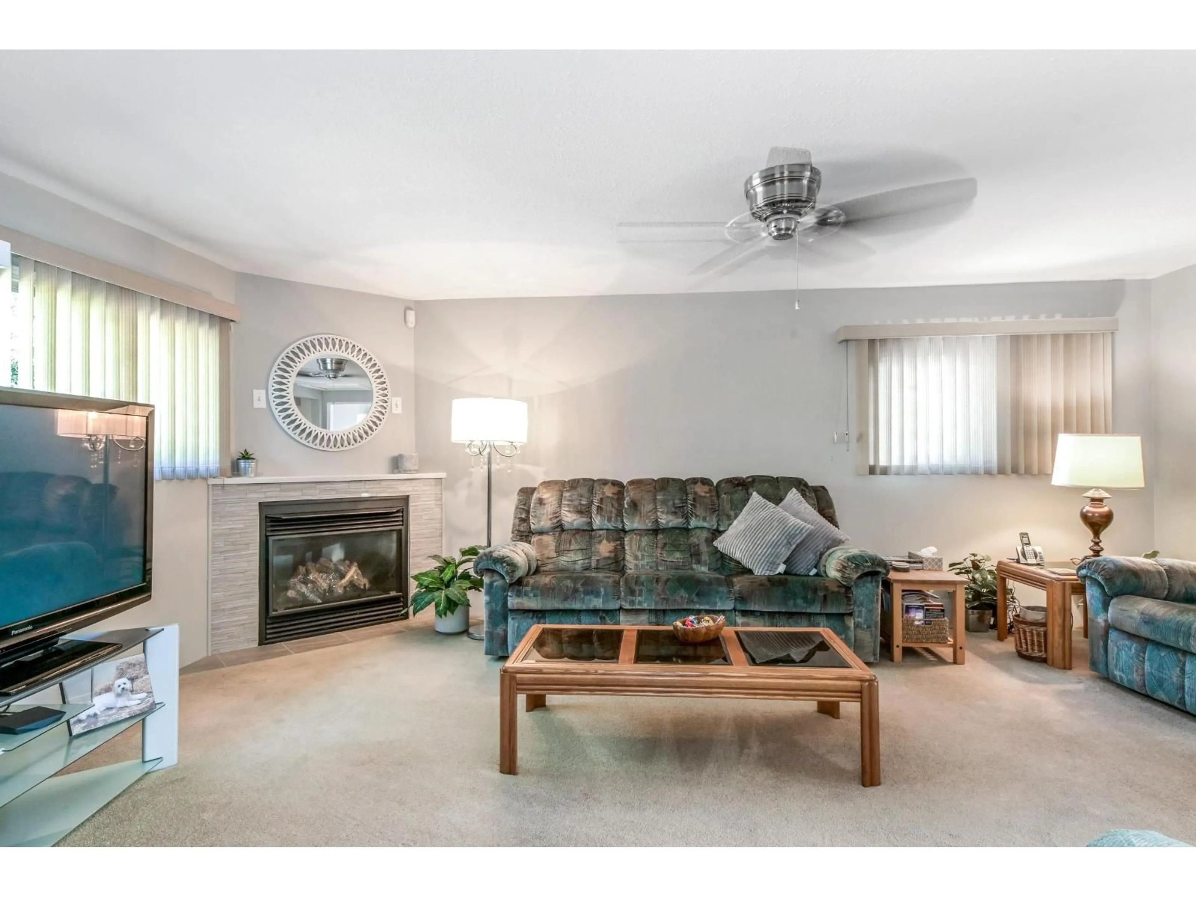 Living room with furniture, unknown for 14022 92, Surrey British Columbia V3V1J5