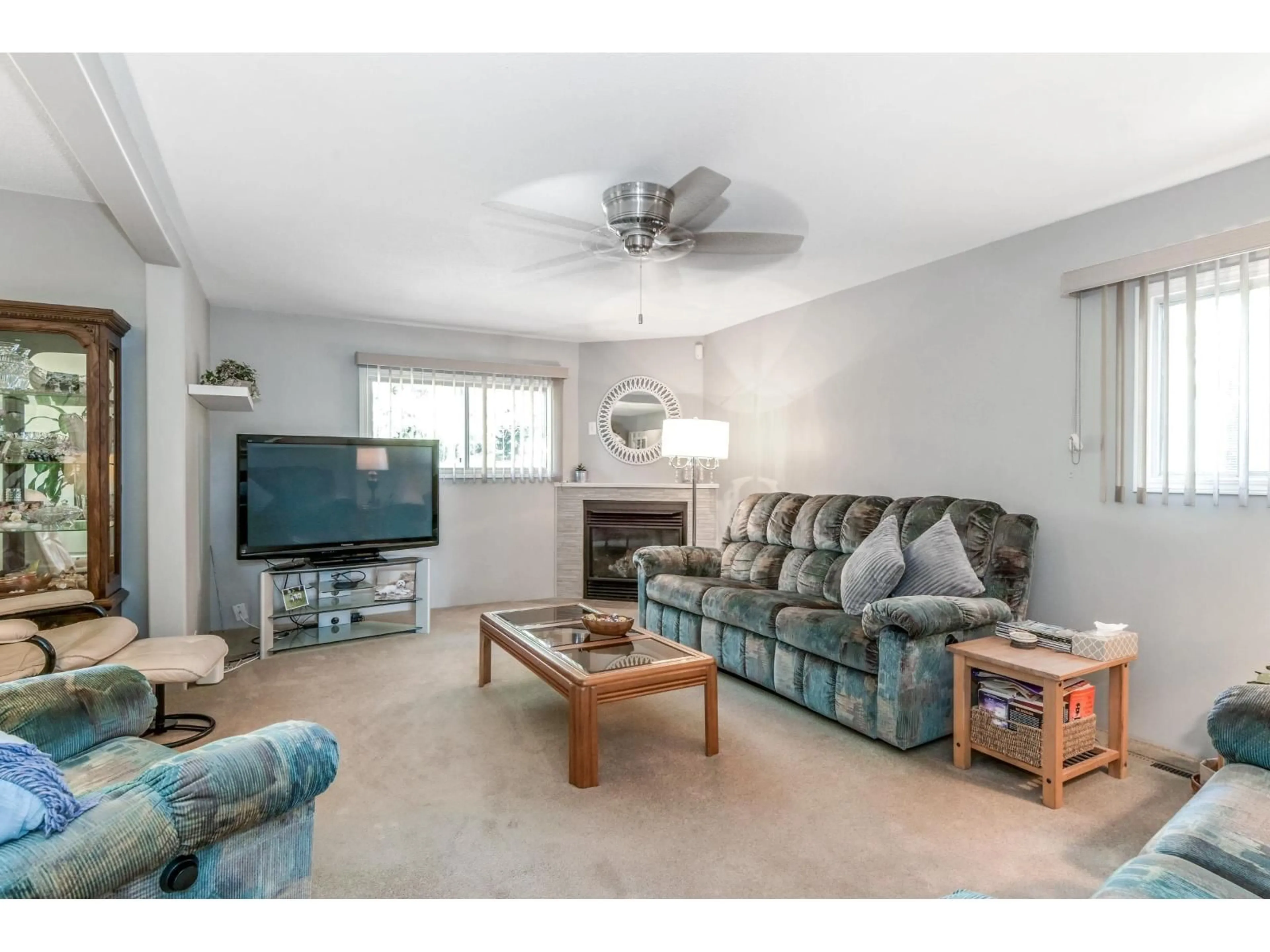 Living room with furniture, unknown for 14022 92, Surrey British Columbia V3V1J5