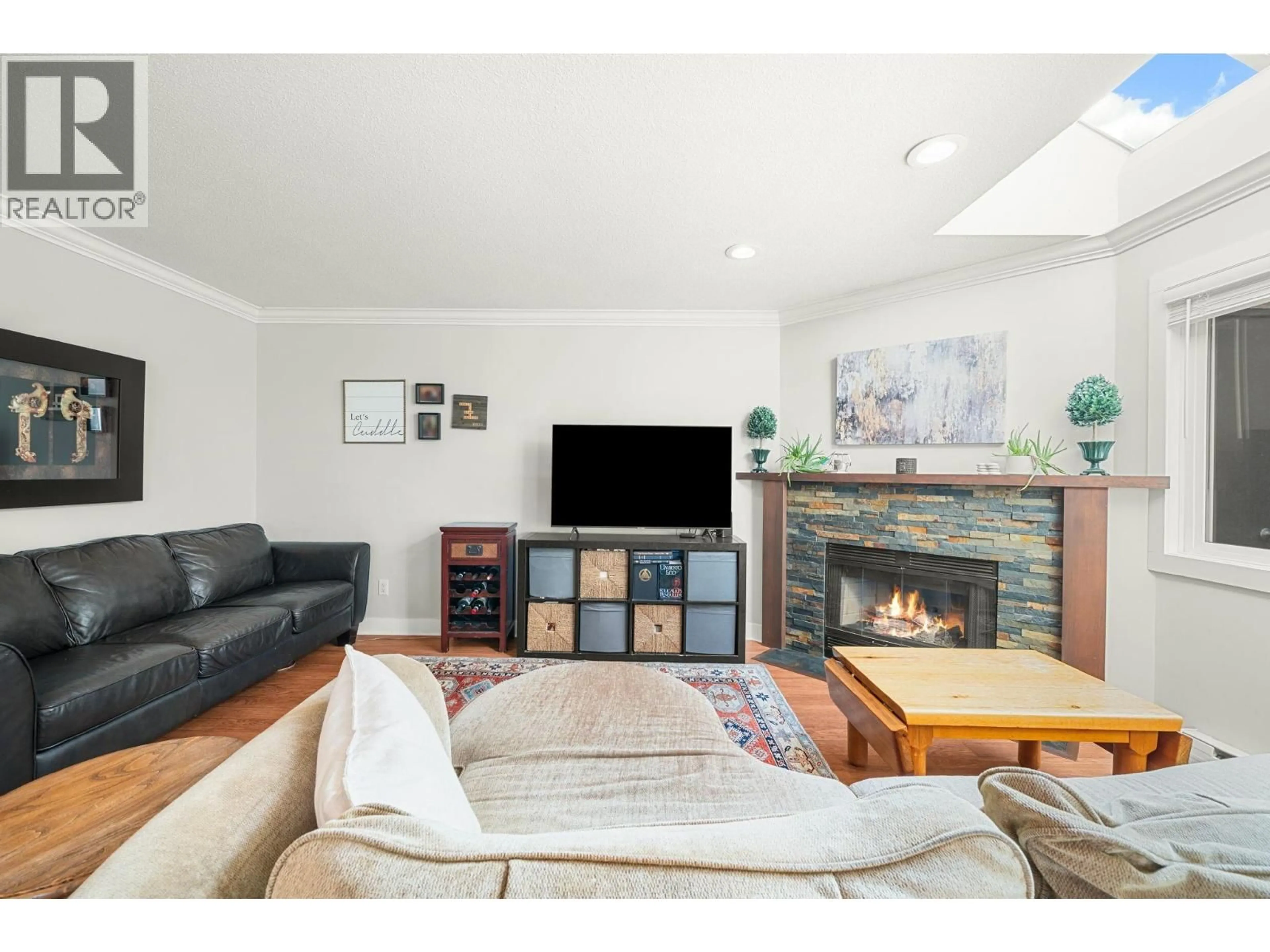 Living room with furniture, wood/laminate floor for 1 - 12438 BRUNSWICK PLACE, Richmond British Columbia V7E6K6