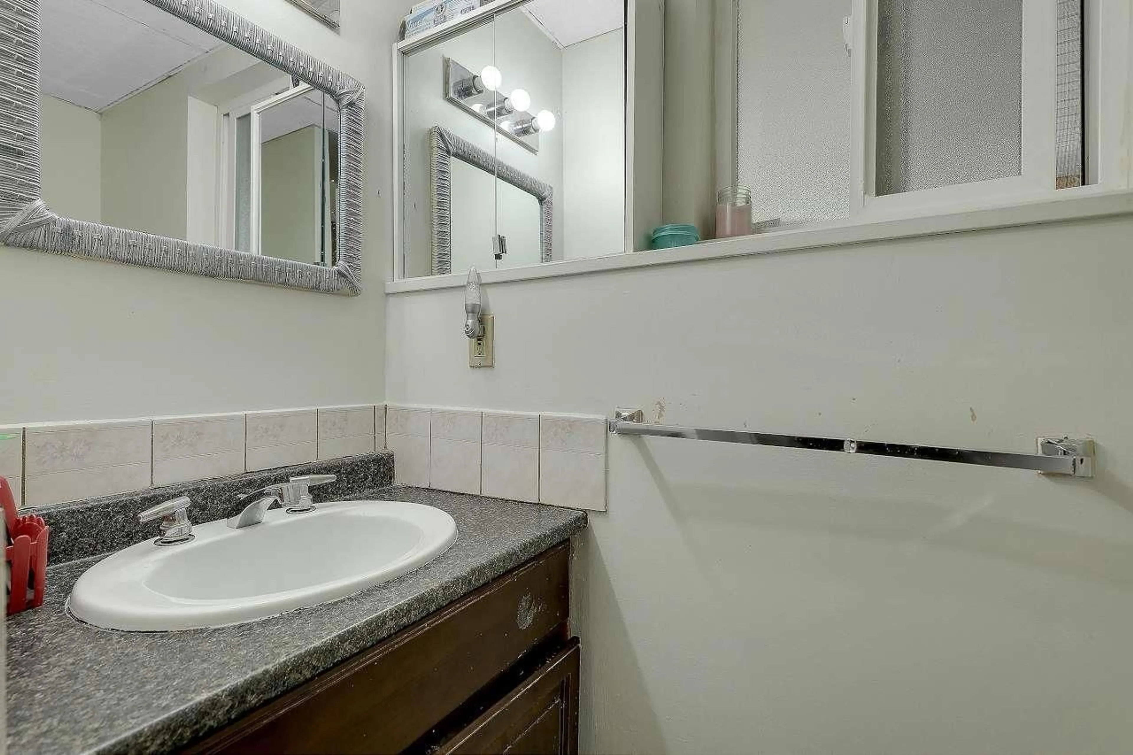 Standard bathroom, unknown for 8063 138A, Surrey British Columbia V3W9B3