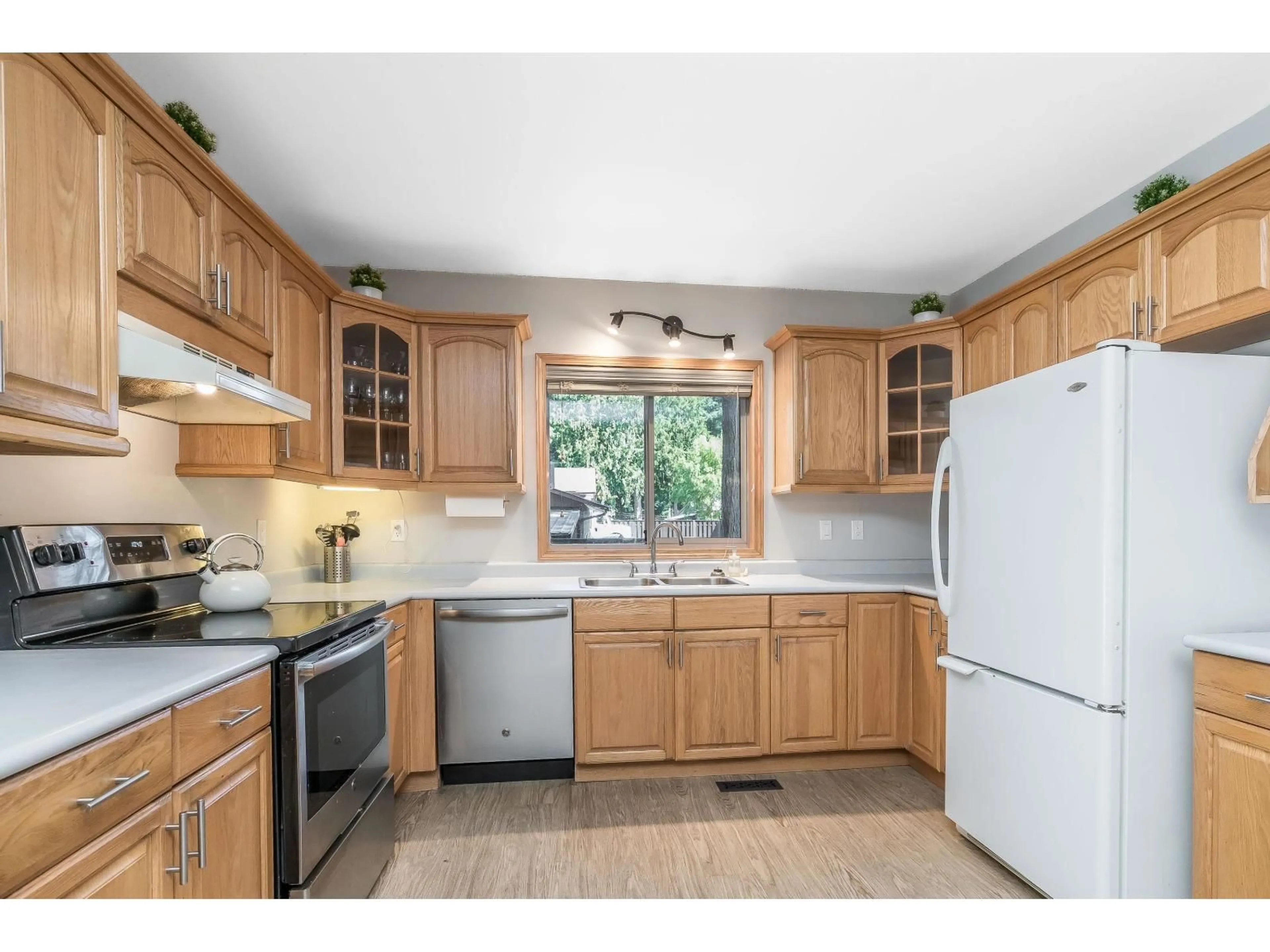 Standard kitchen, unknown for 3837 KAREN DRIVE, Cultus Lake British Columbia V2R5A5