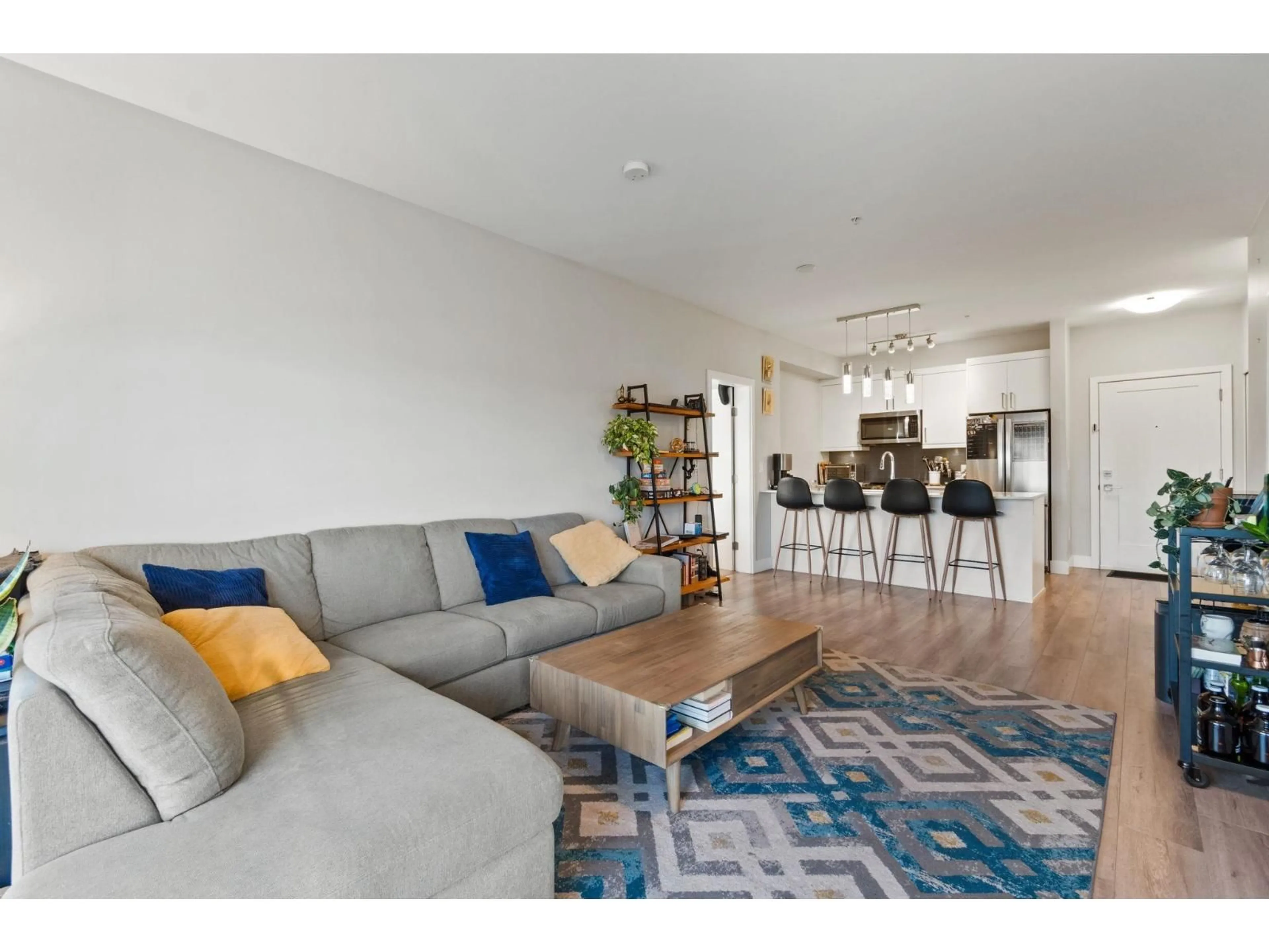 Living room with furniture, wood/laminate floor for 515 - 9015 120, Delta British Columbia V4C0E3