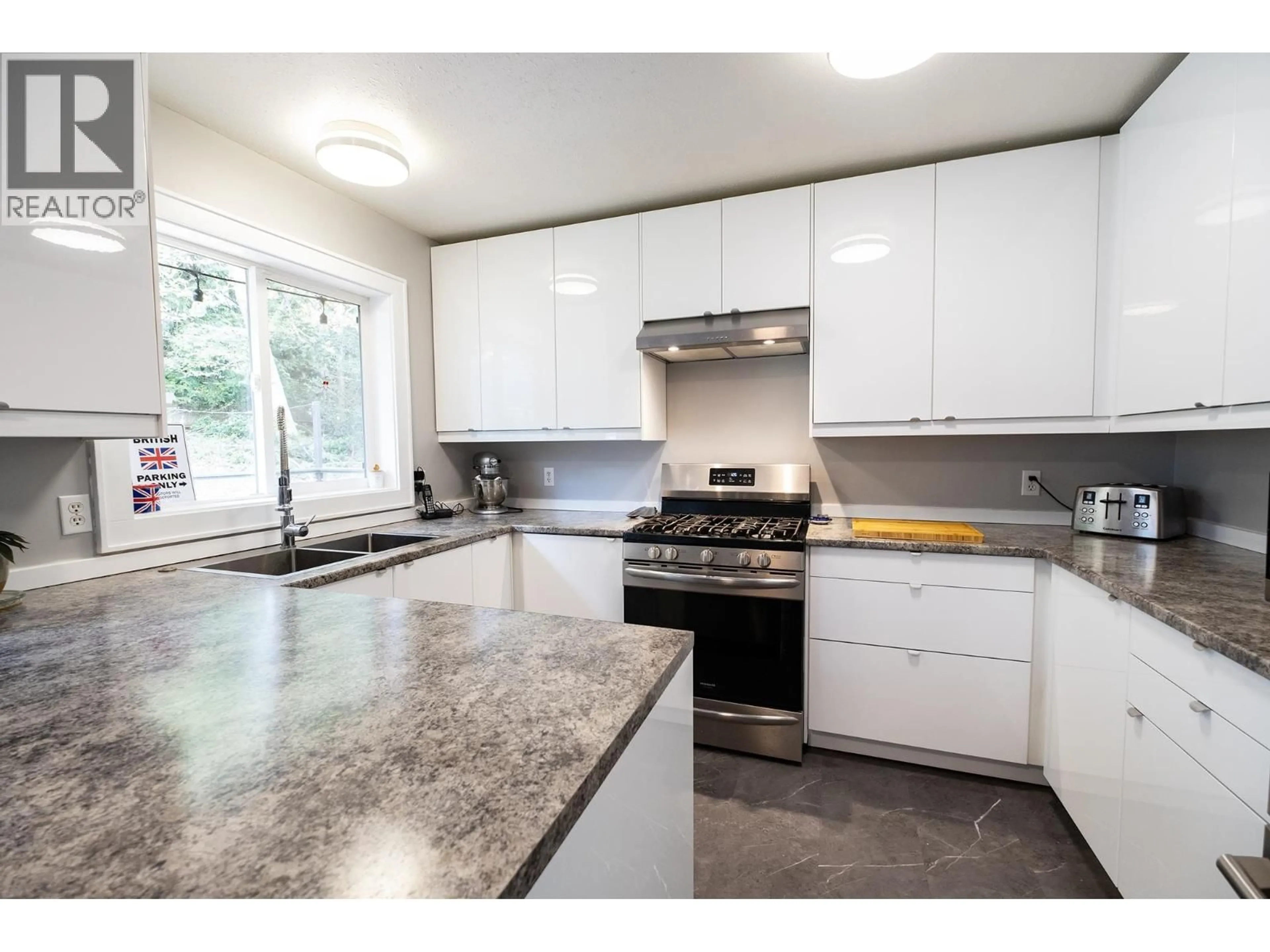 Open concept kitchen, unknown for 5930 SHOAL WAY, Sechelt British Columbia V7Z0R1