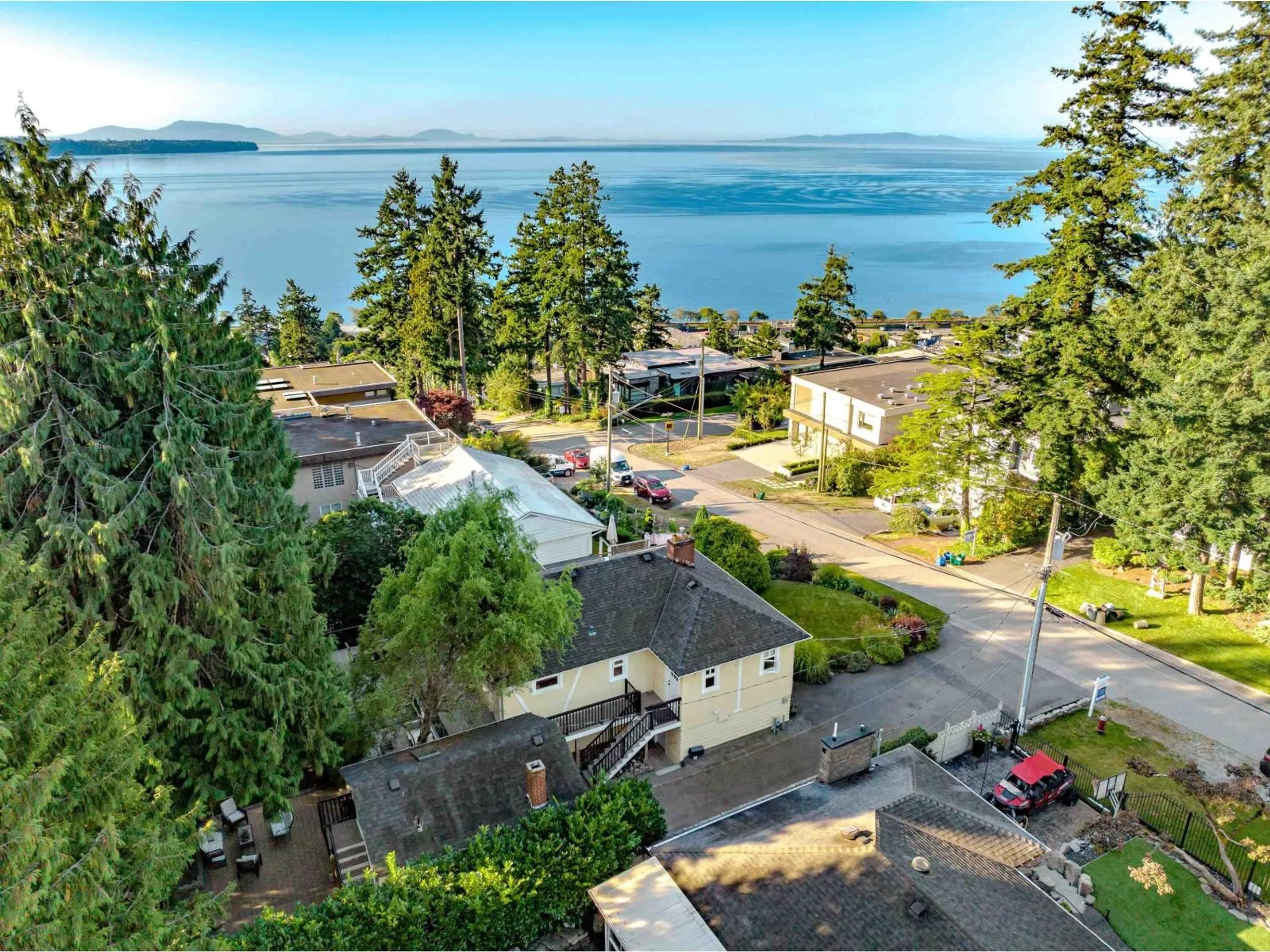 A pic from outside/outdoor area/front of a property/back of a property/a pic from drone, water/lake/river/ocean view for 1350 EVERALL, White Rock British Columbia V4B3S6