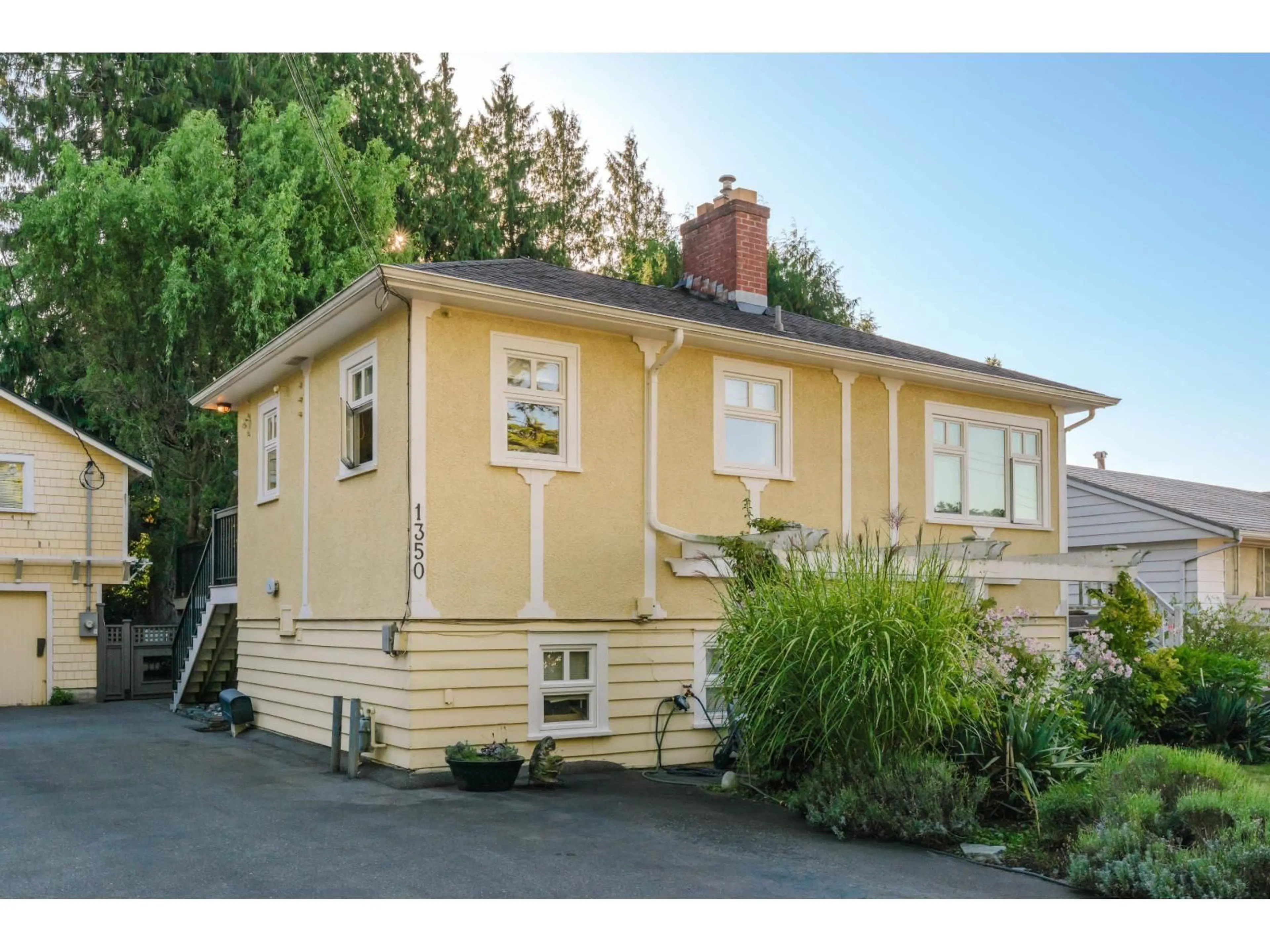 Home with vinyl exterior material, street for 1350 EVERALL, White Rock British Columbia V4B3S6
