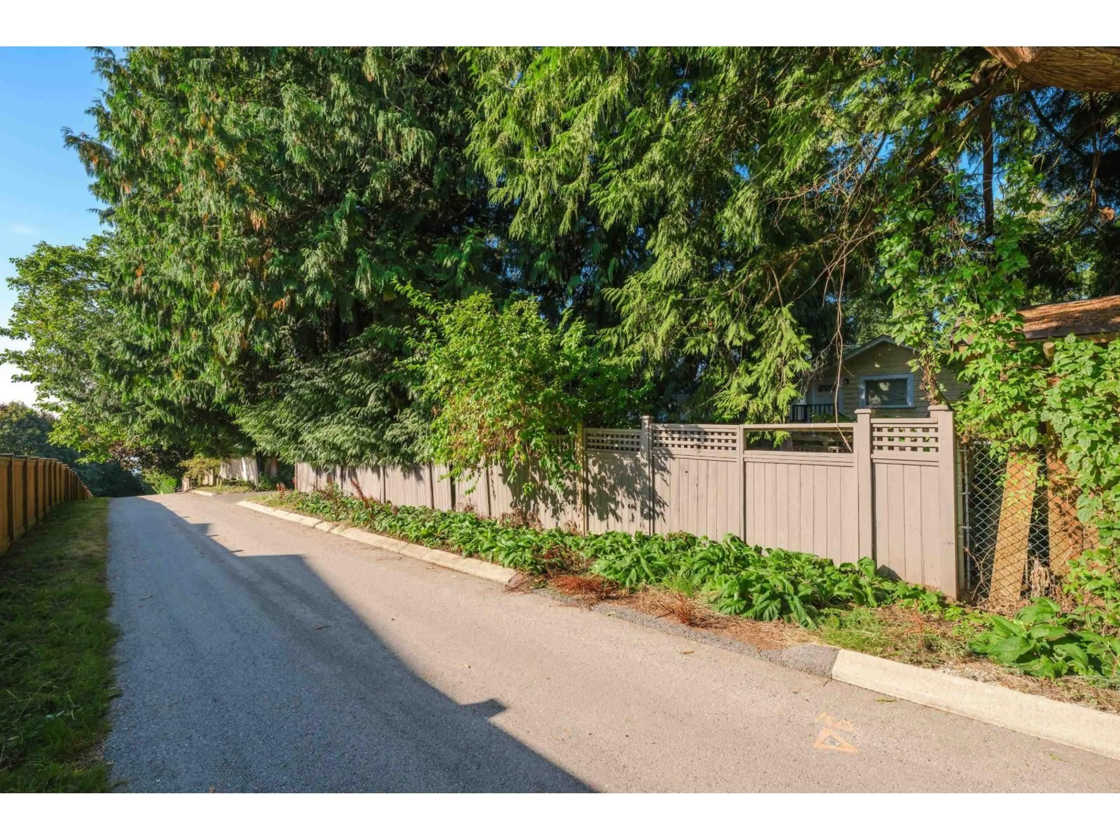 A pic from outside/outdoor area/front of a property/back of a property/a pic from drone, street for 1350 EVERALL, White Rock British Columbia V4B3S6