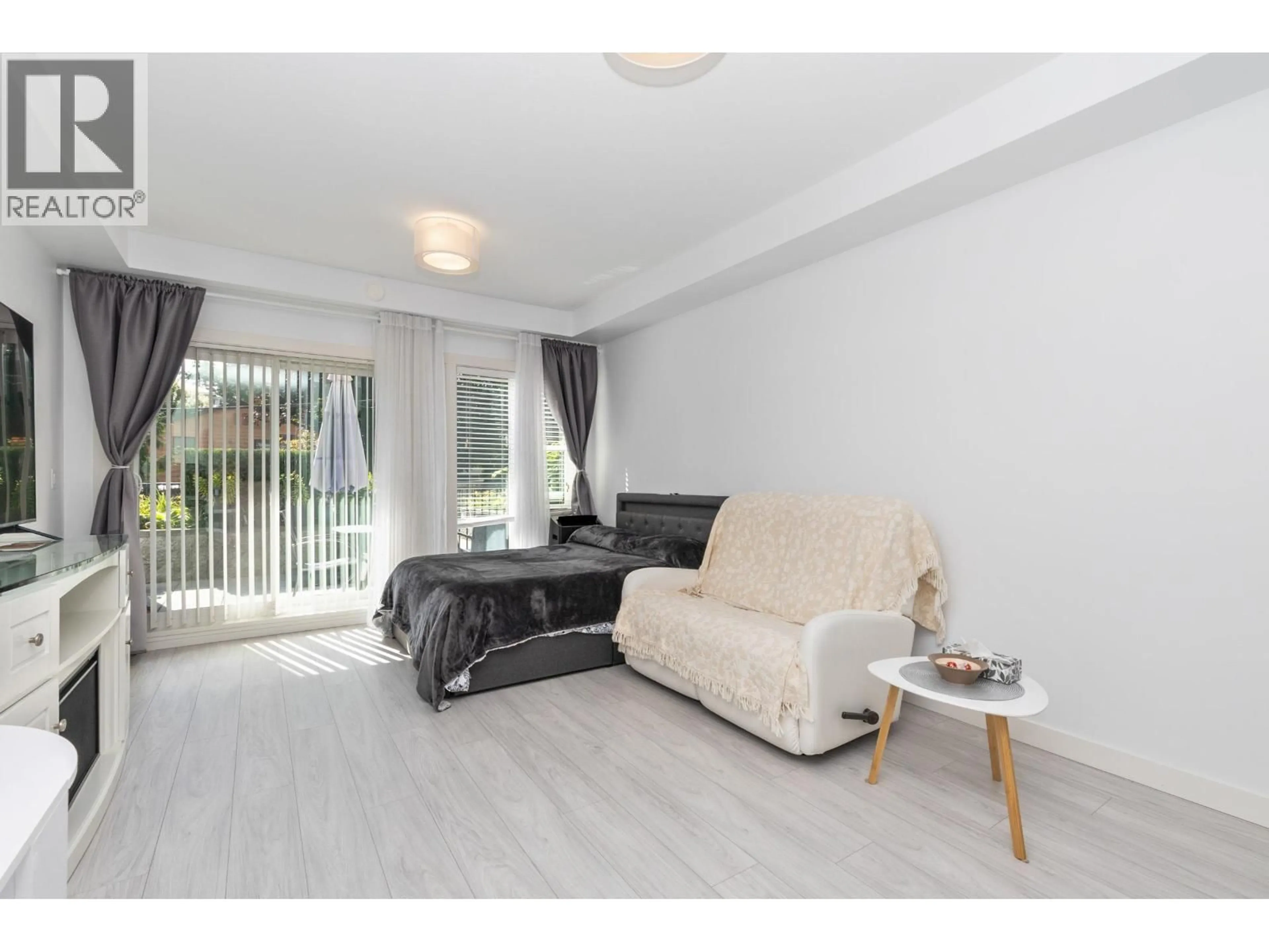 Living room with furniture, wood/laminate floor for 106 - 2356 WELCHER AVENUE, Port Coquitlam British Columbia V3C1X6