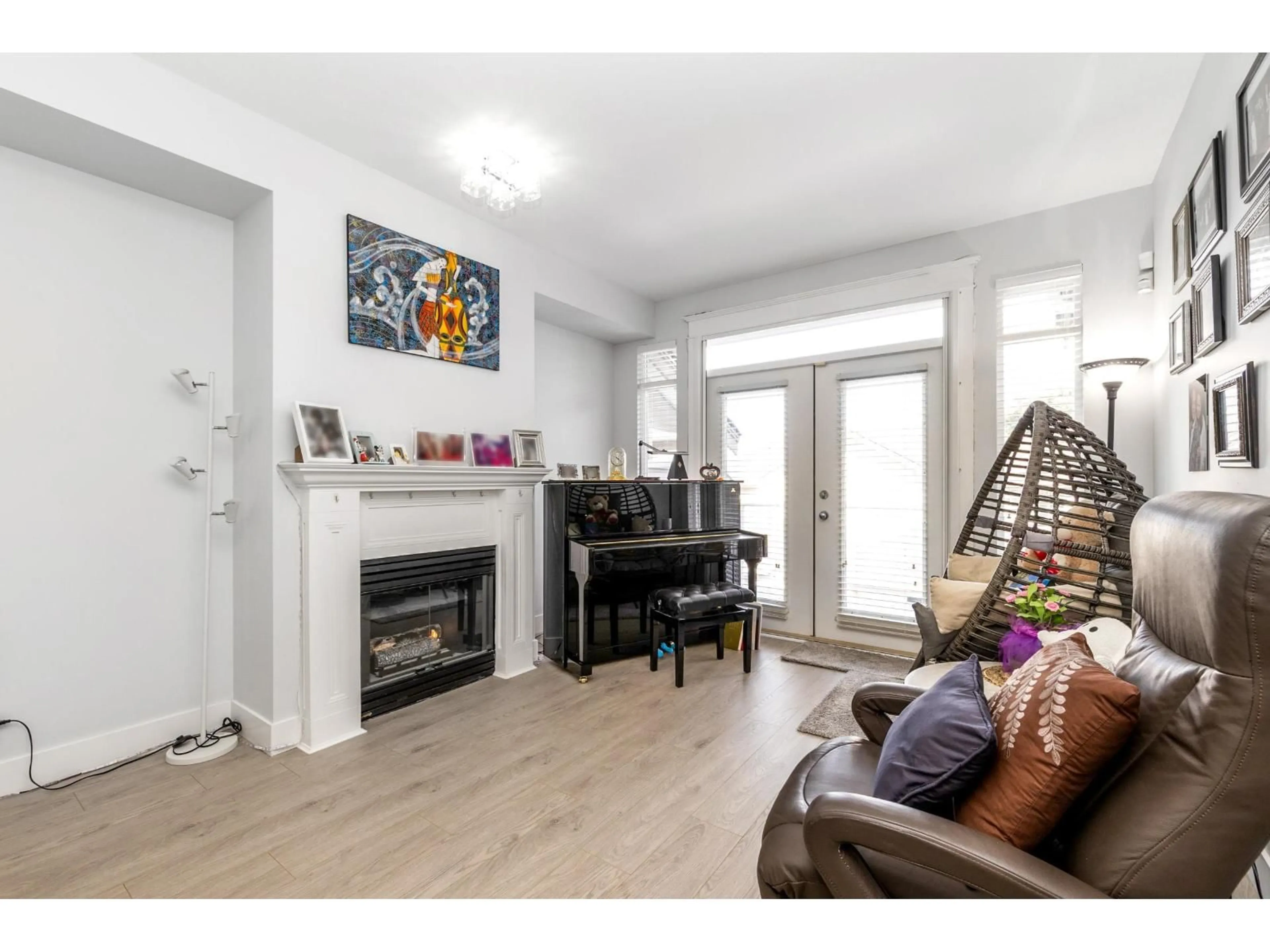 Living room with furniture, wood/laminate floor for 44 - 11860 RIVER, Surrey British Columbia V3V2V7