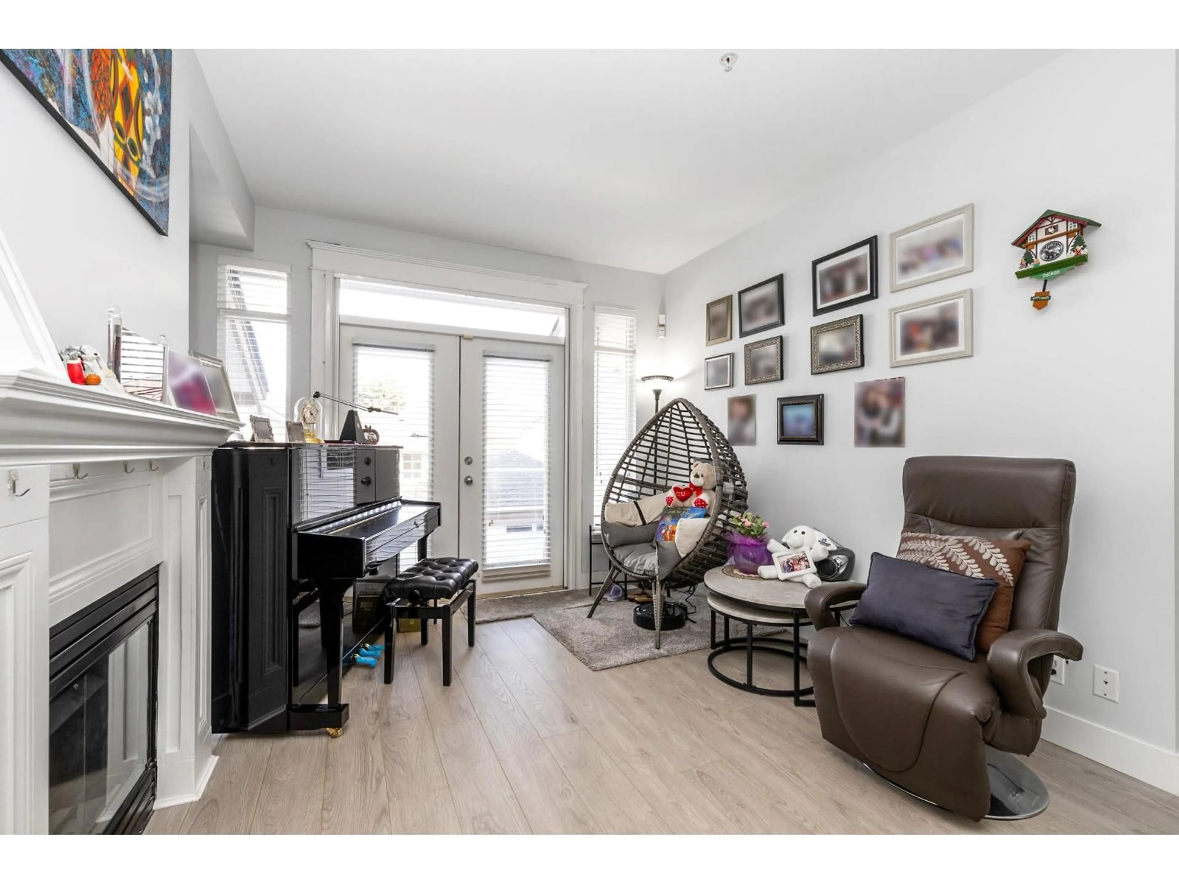 Living room with furniture, wood/laminate floor for 44 - 11860 RIVER, Surrey British Columbia V3V2V7