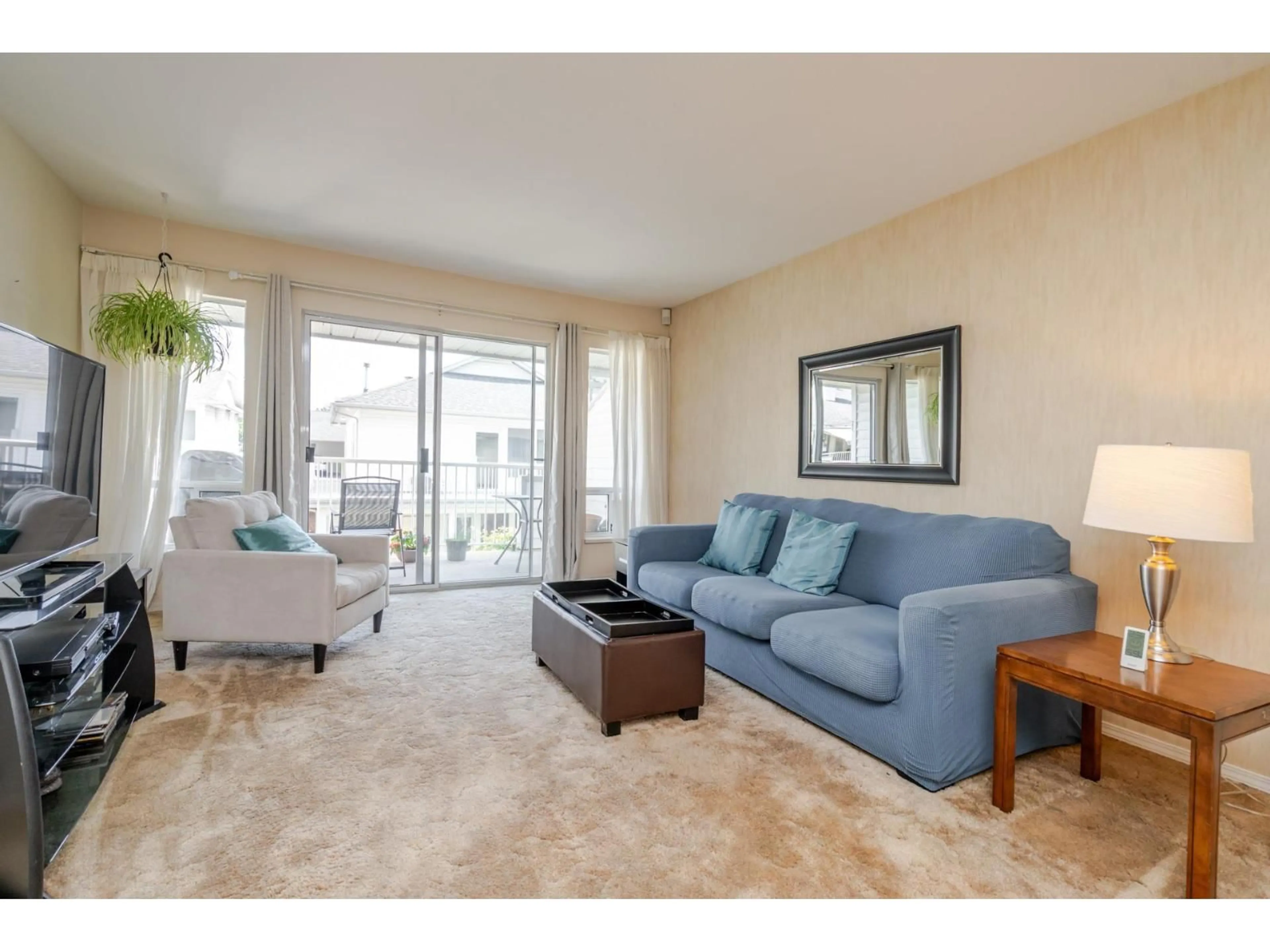 Living room with furniture, carpet floor for 25 - 3055 TRAFALGAR, Abbotsford British Columbia V2S7X8