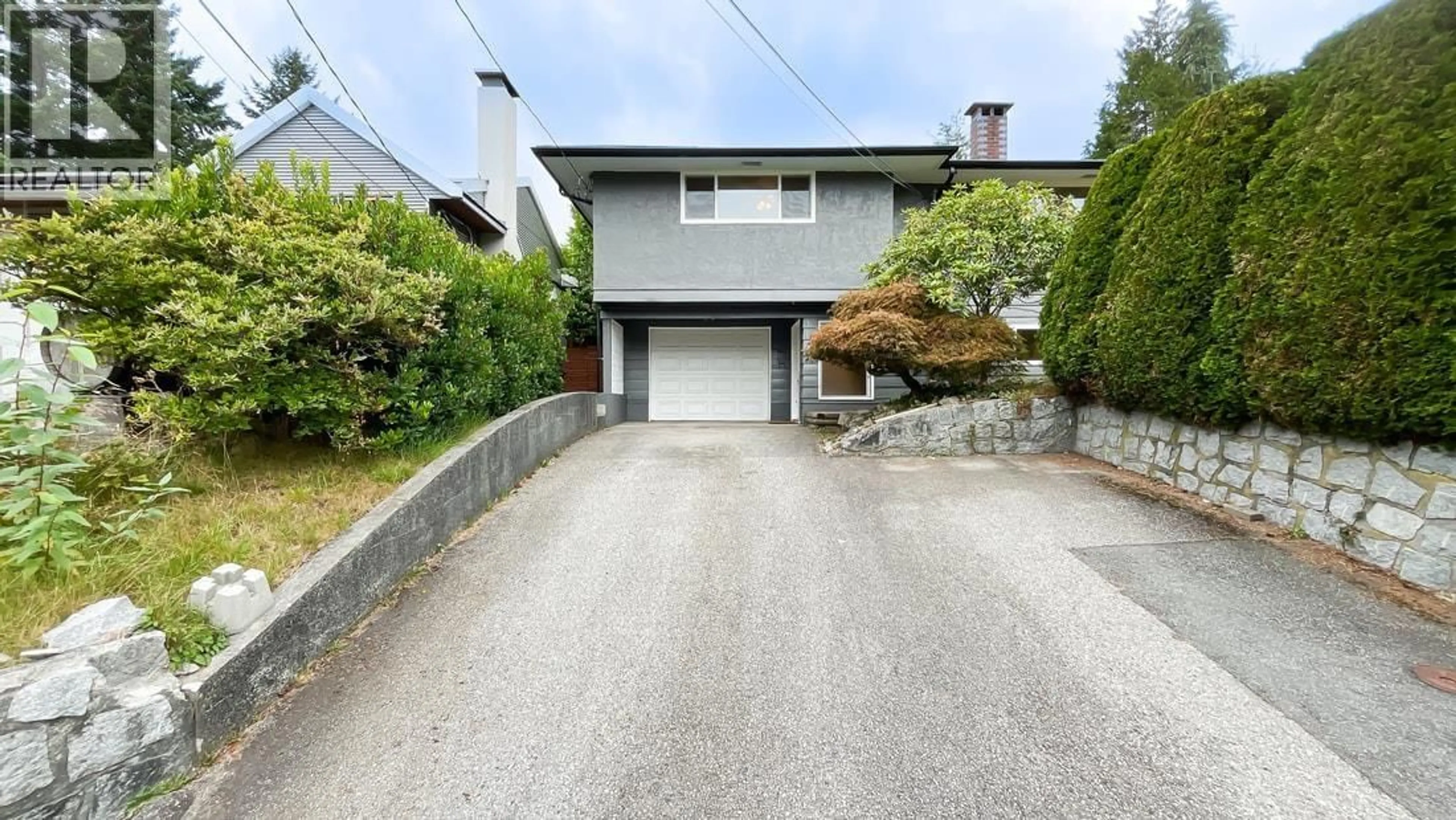 A pic from outside/outdoor area/front of a property/back of a property/a pic from drone, street for 316 QUEENS ROAD, North Vancouver British Columbia V7N2K5