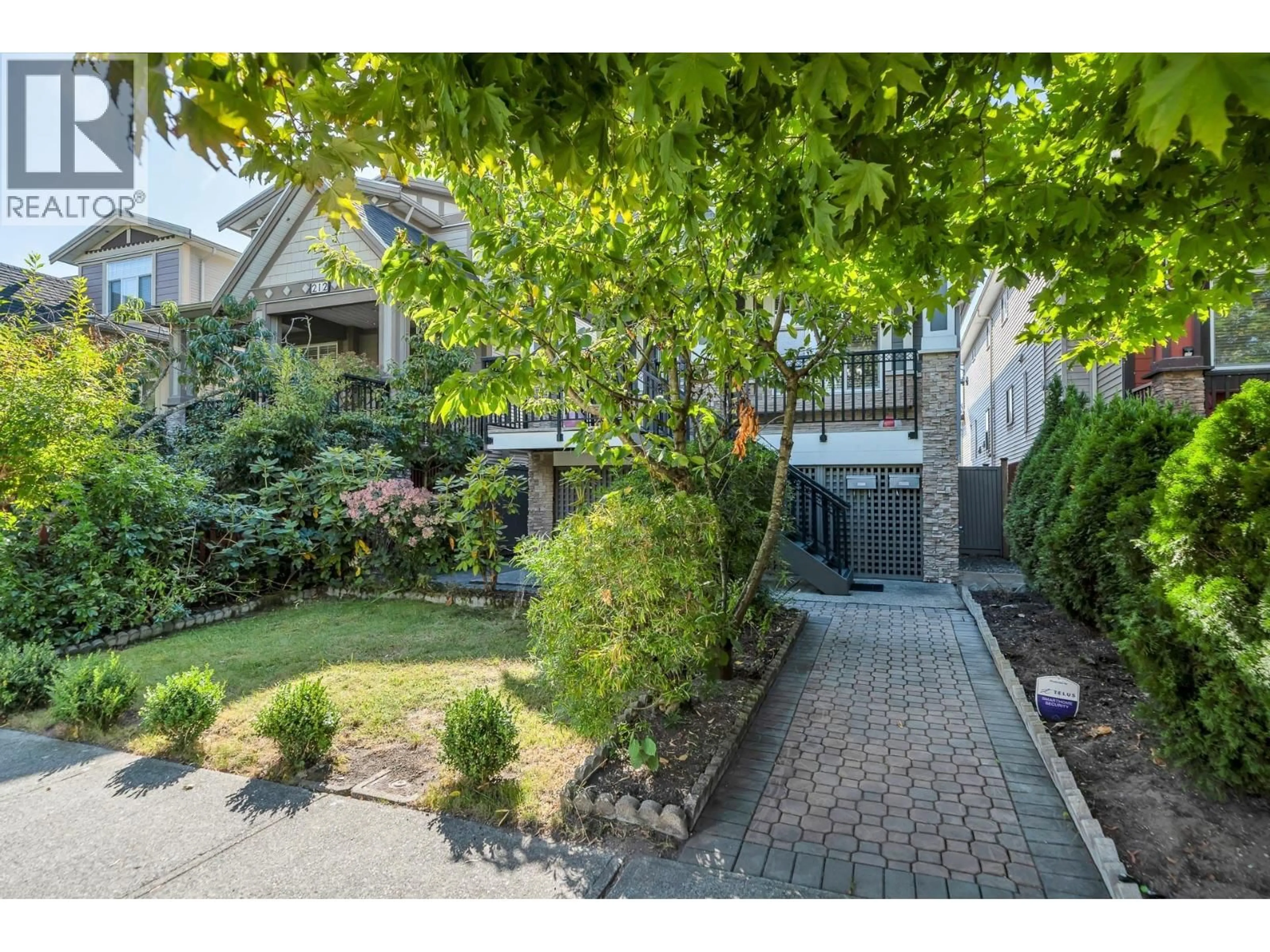 A pic from outside/outdoor area/front of a property/back of a property/a pic from drone, street for 216 HUME STREET, New Westminster British Columbia V3M5N5