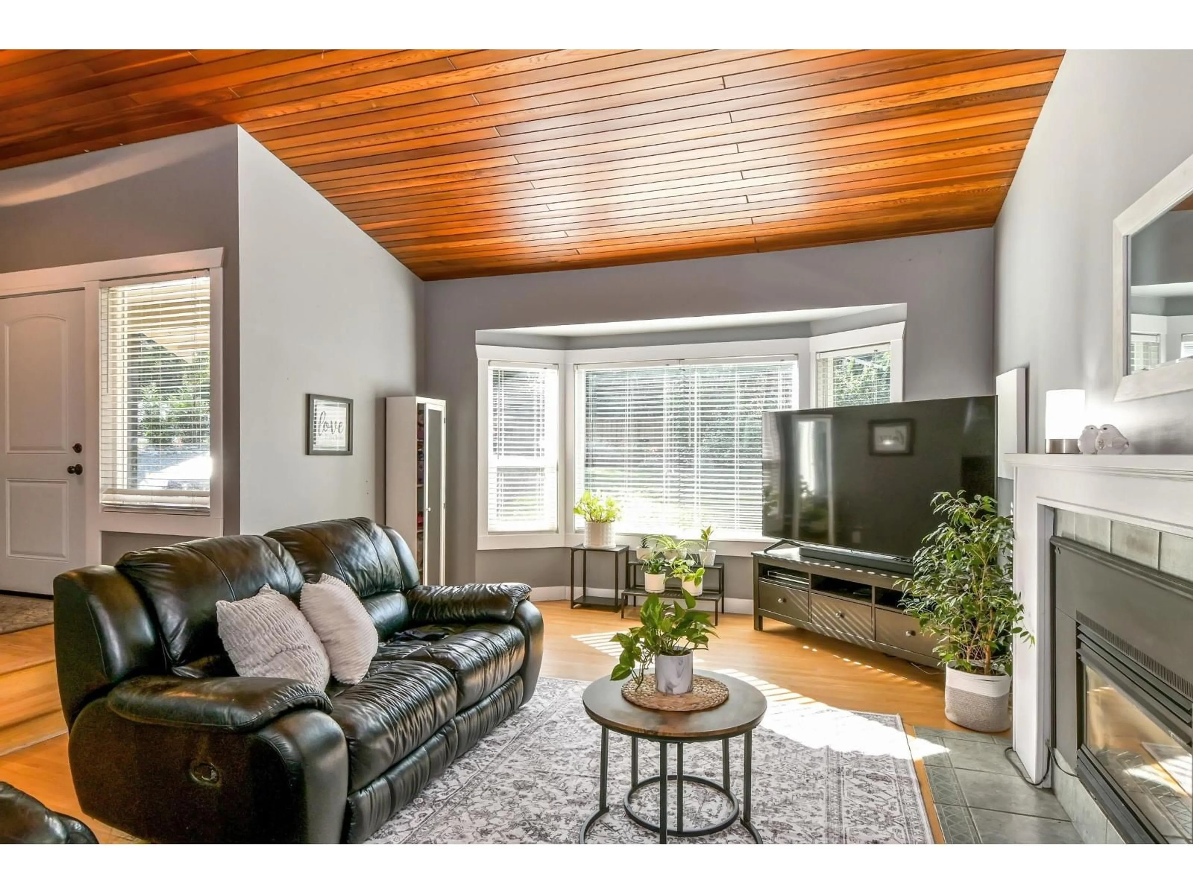 Living room with furniture, wood/laminate floor for 23913 58A, Langley British Columbia V2Z1A5