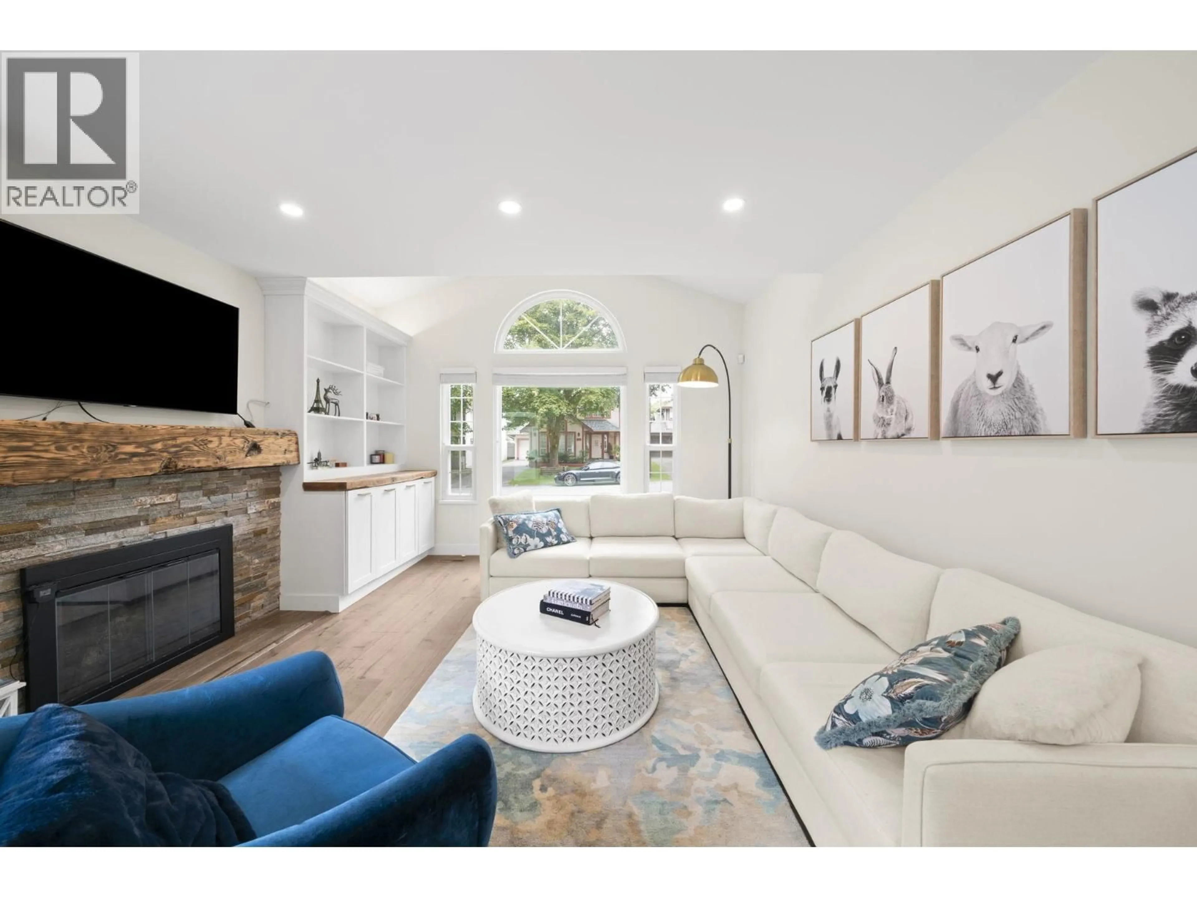 Living room with furniture, unknown for 860 RUCKLE COURT, North Vancouver British Columbia V7H2P6