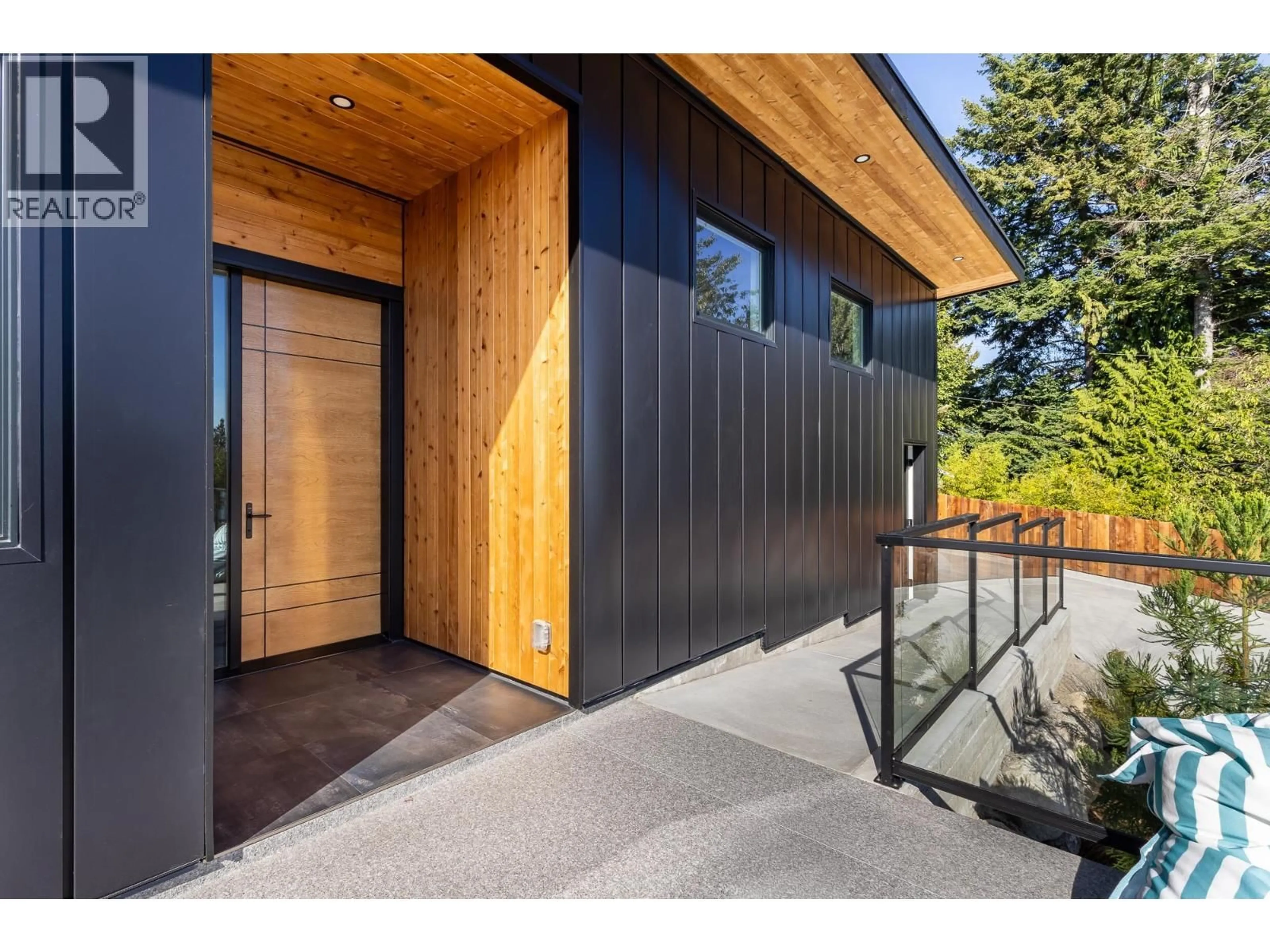 Indoor entryway for 980 GOWER POINT ROAD, Gibsons British Columbia V0N1V3