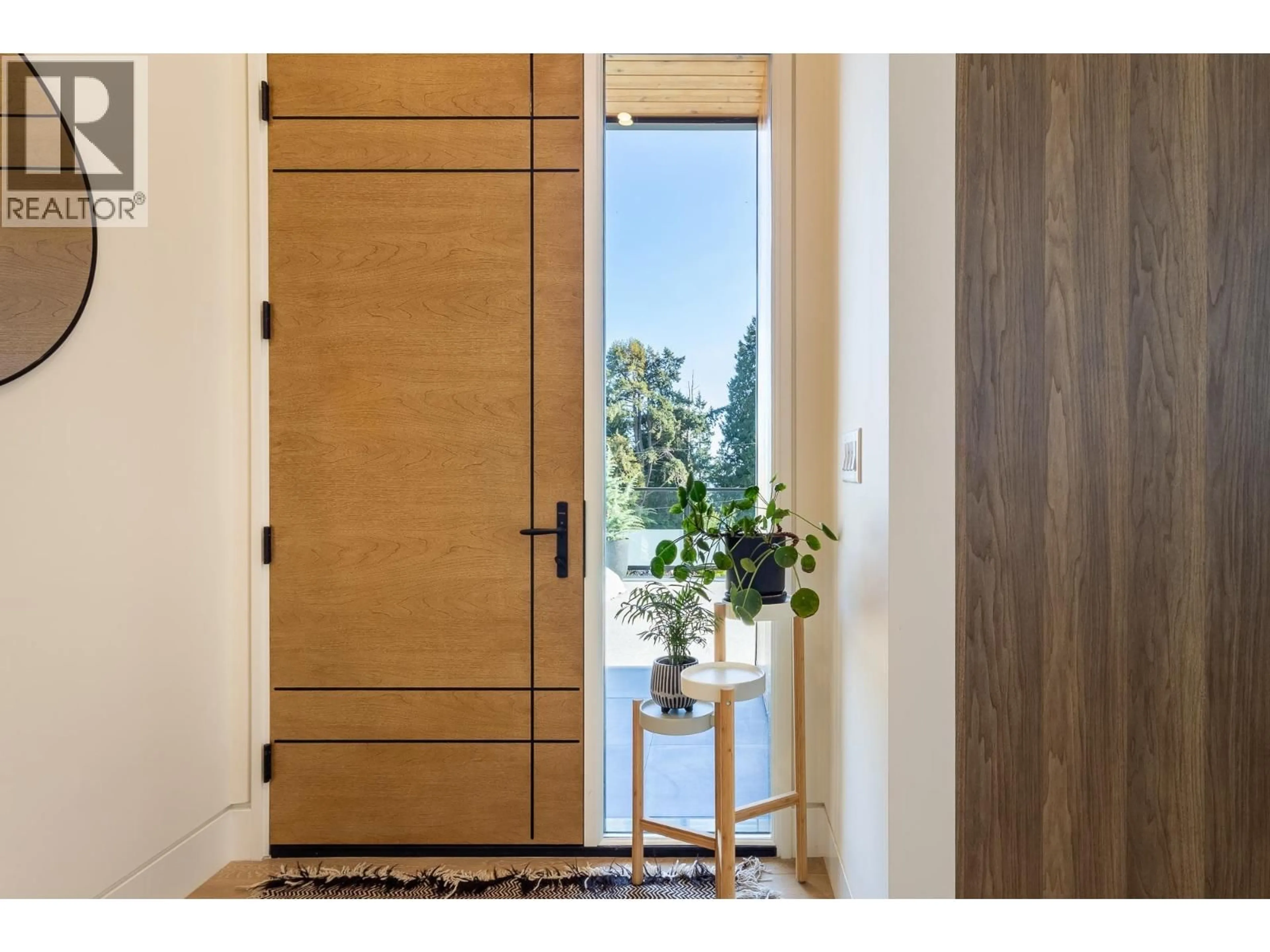 Indoor entryway for 980 GOWER POINT ROAD, Gibsons British Columbia V0N1V3