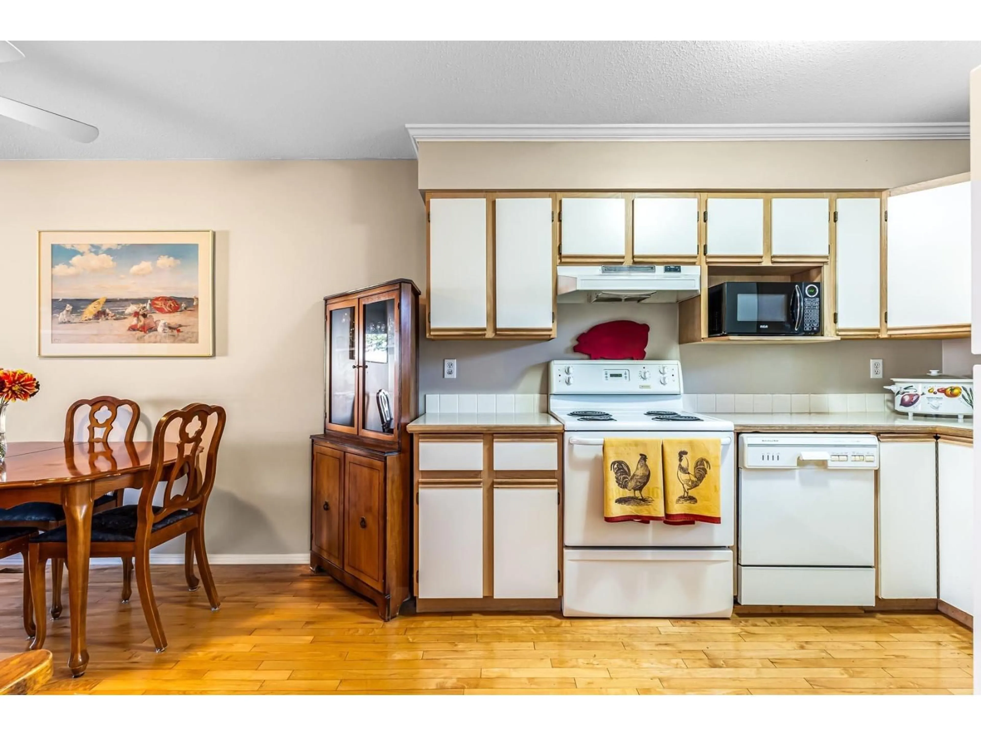 Standard kitchen, wood/laminate floor for 35 - 45435 KNIGHT ROAD, Chilliwack British Columbia V2R3E8