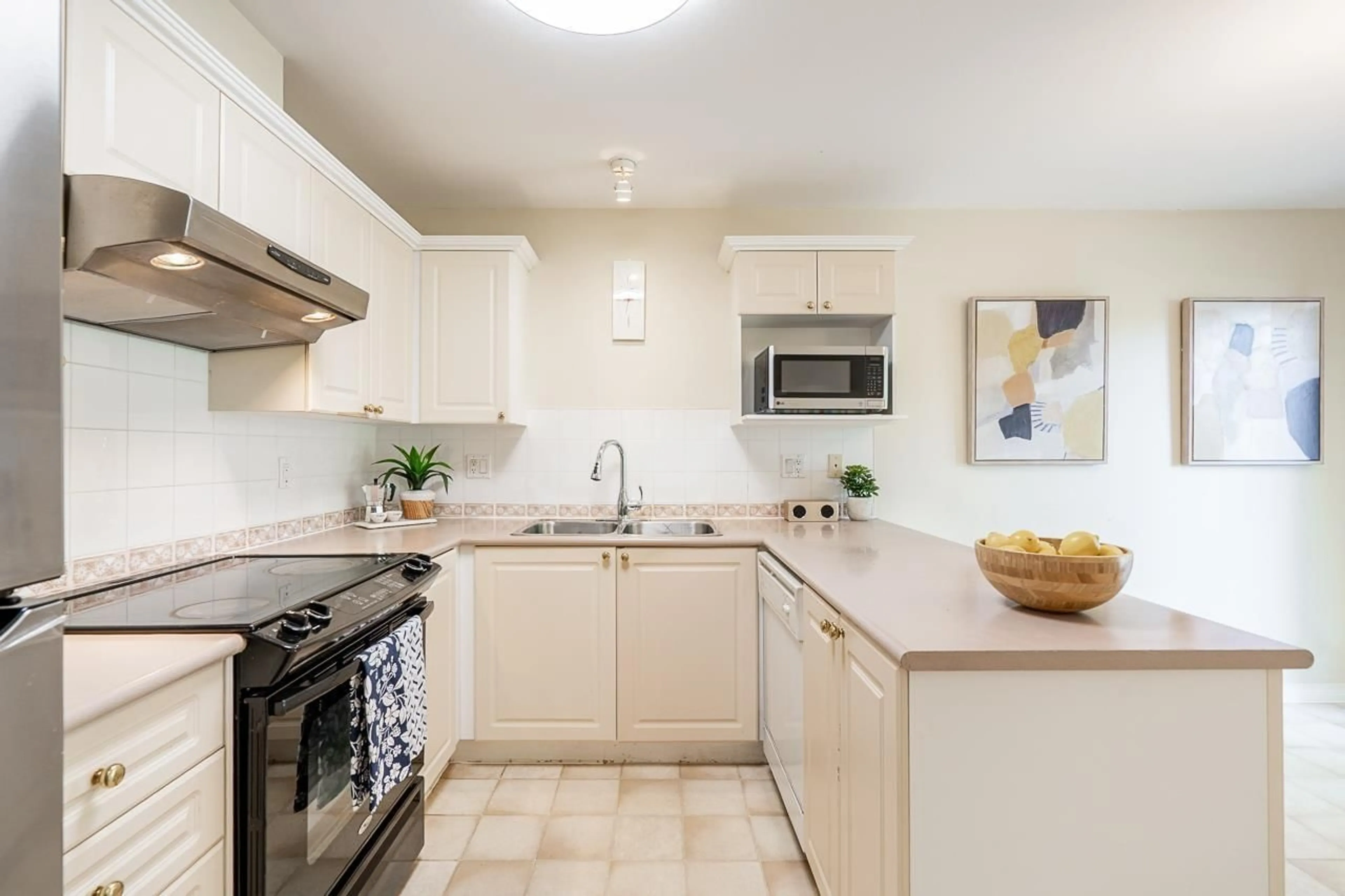 Standard kitchen, ceramic/tile floor for 60 - 8111 160, Surrey British Columbia V4N0V4