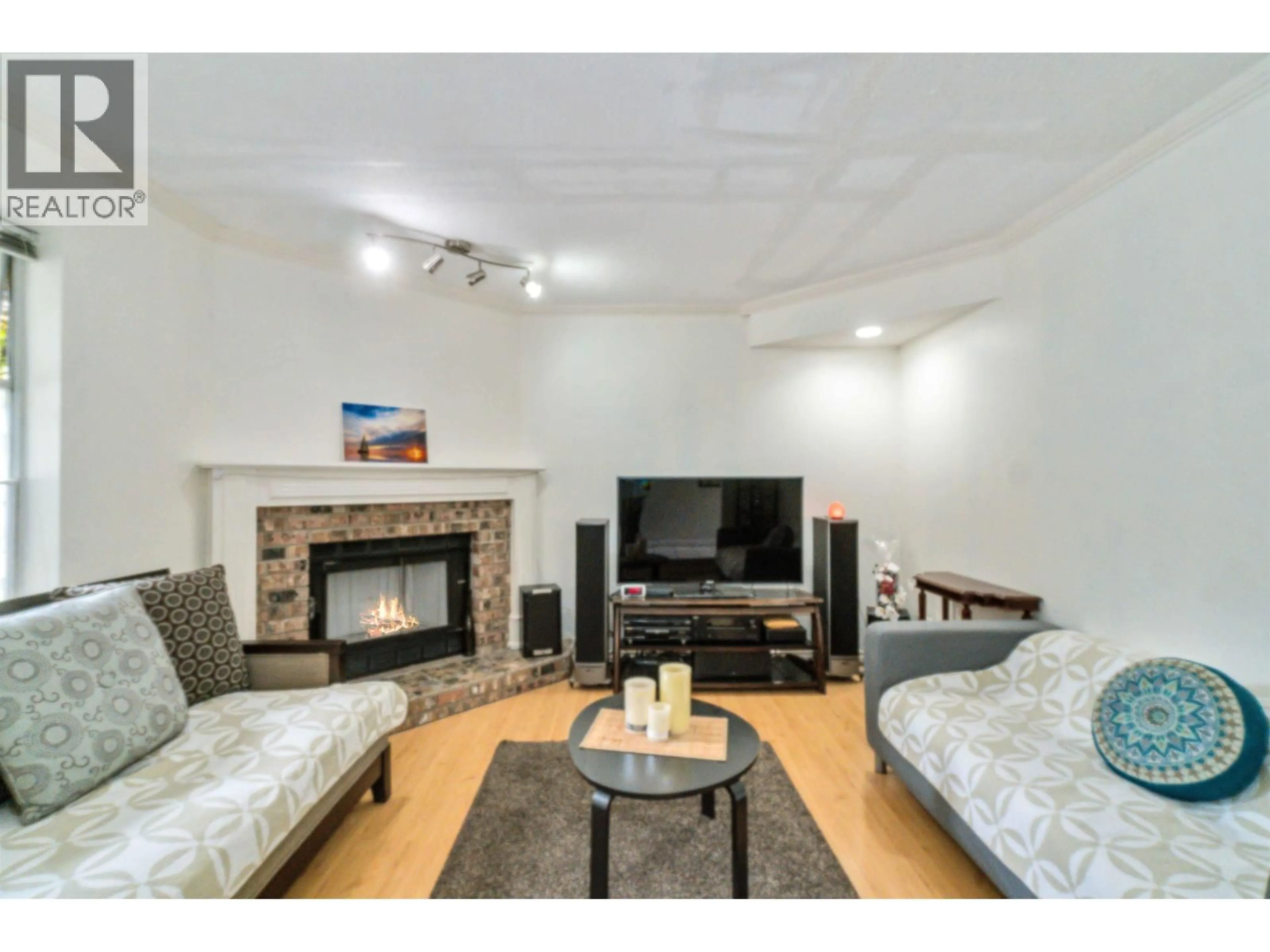 Living room with furniture, wood/laminate floor for 4 - 7131 GARDEN CITY ROAD, Richmond British Columbia V6Y3M8