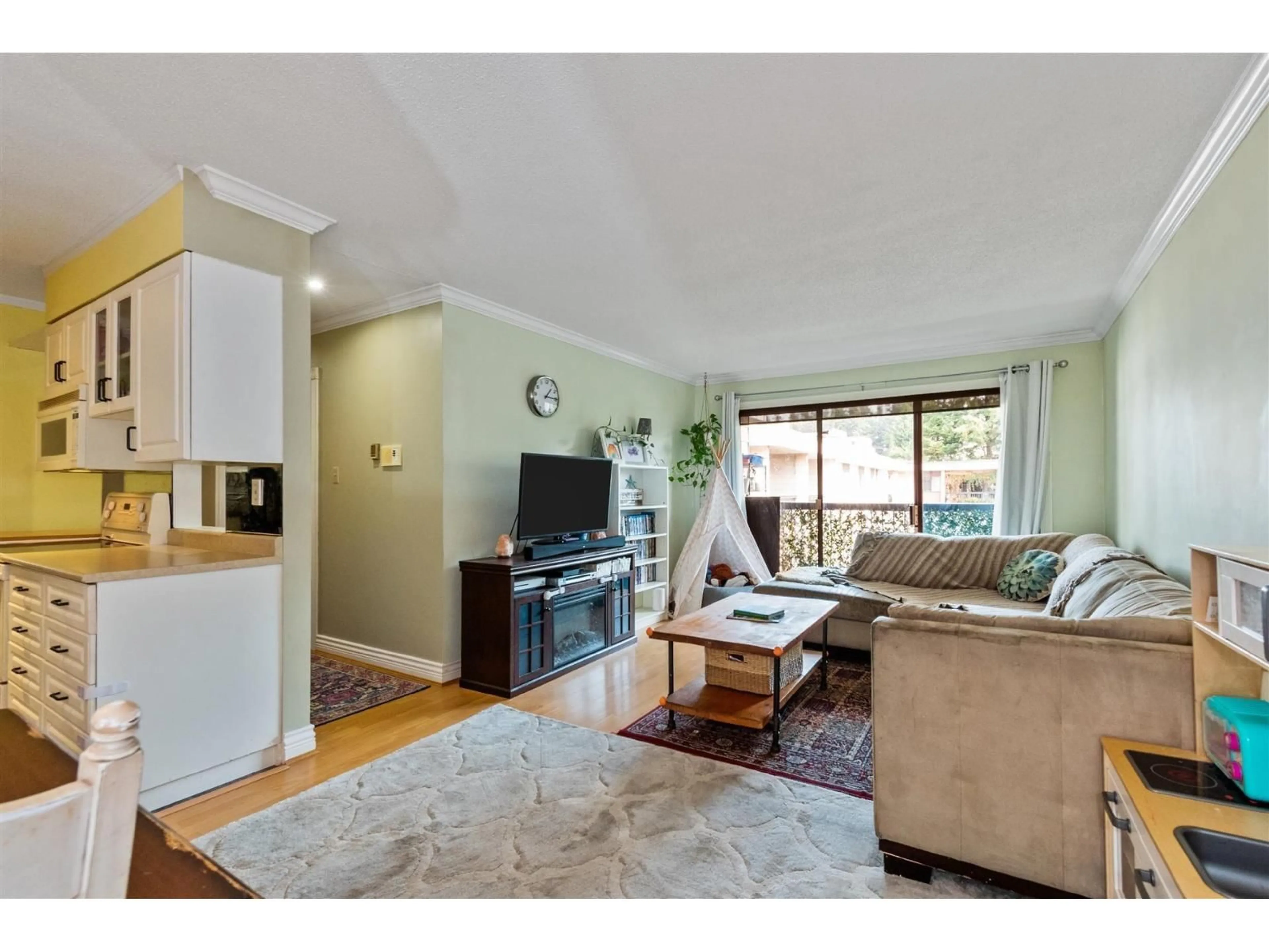 Living room with furniture, wood/laminate floor for 317 - 1442 BLACKWOOD, White Rock British Columbia V4B3V5