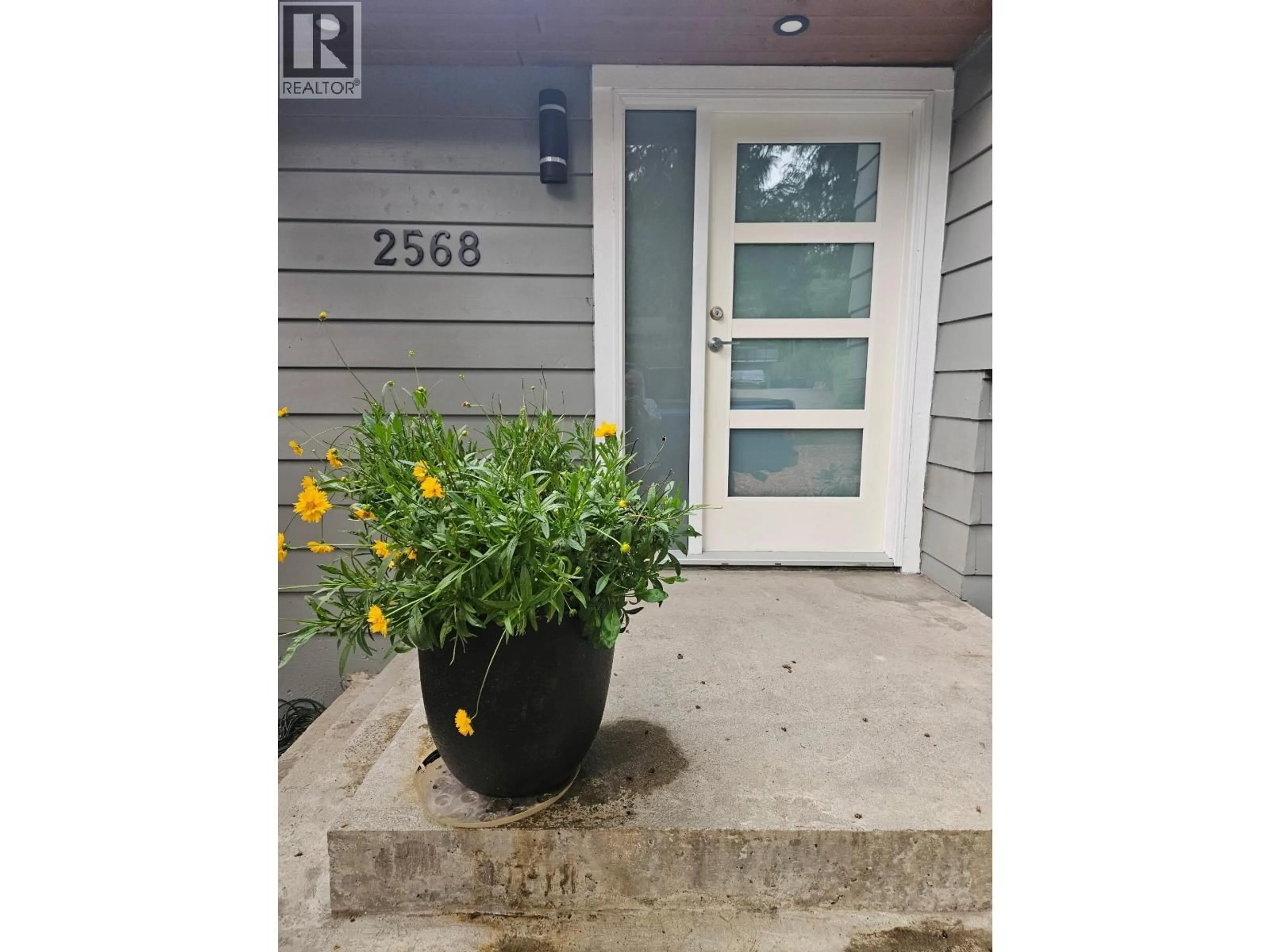 Indoor entryway for 2568 THE BOULEVARD, Squamish British Columbia V8B0P1