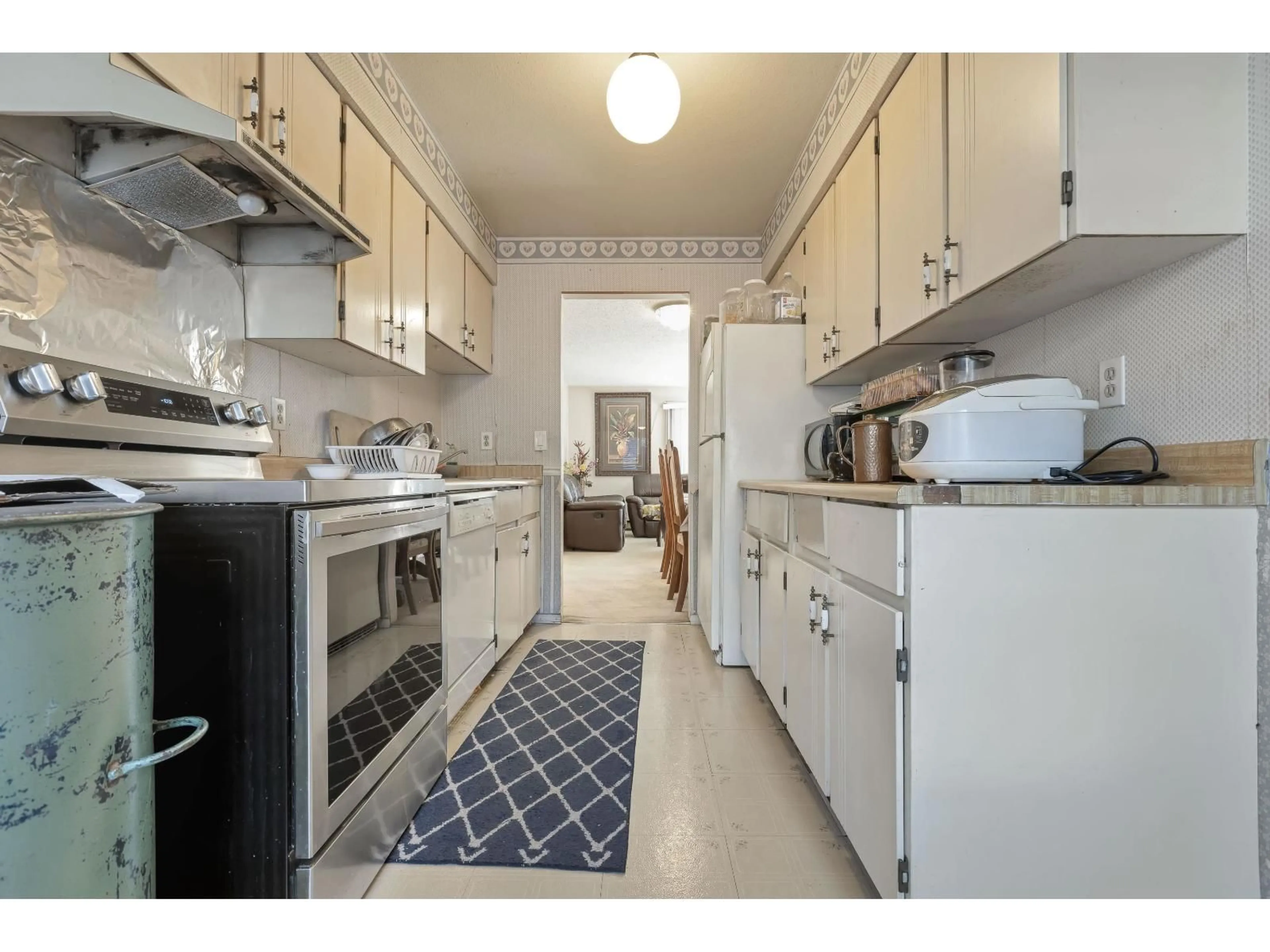 Standard kitchen, unknown for 105 - 9473 PRINCE CHARLES, Surrey British Columbia V3V7G1