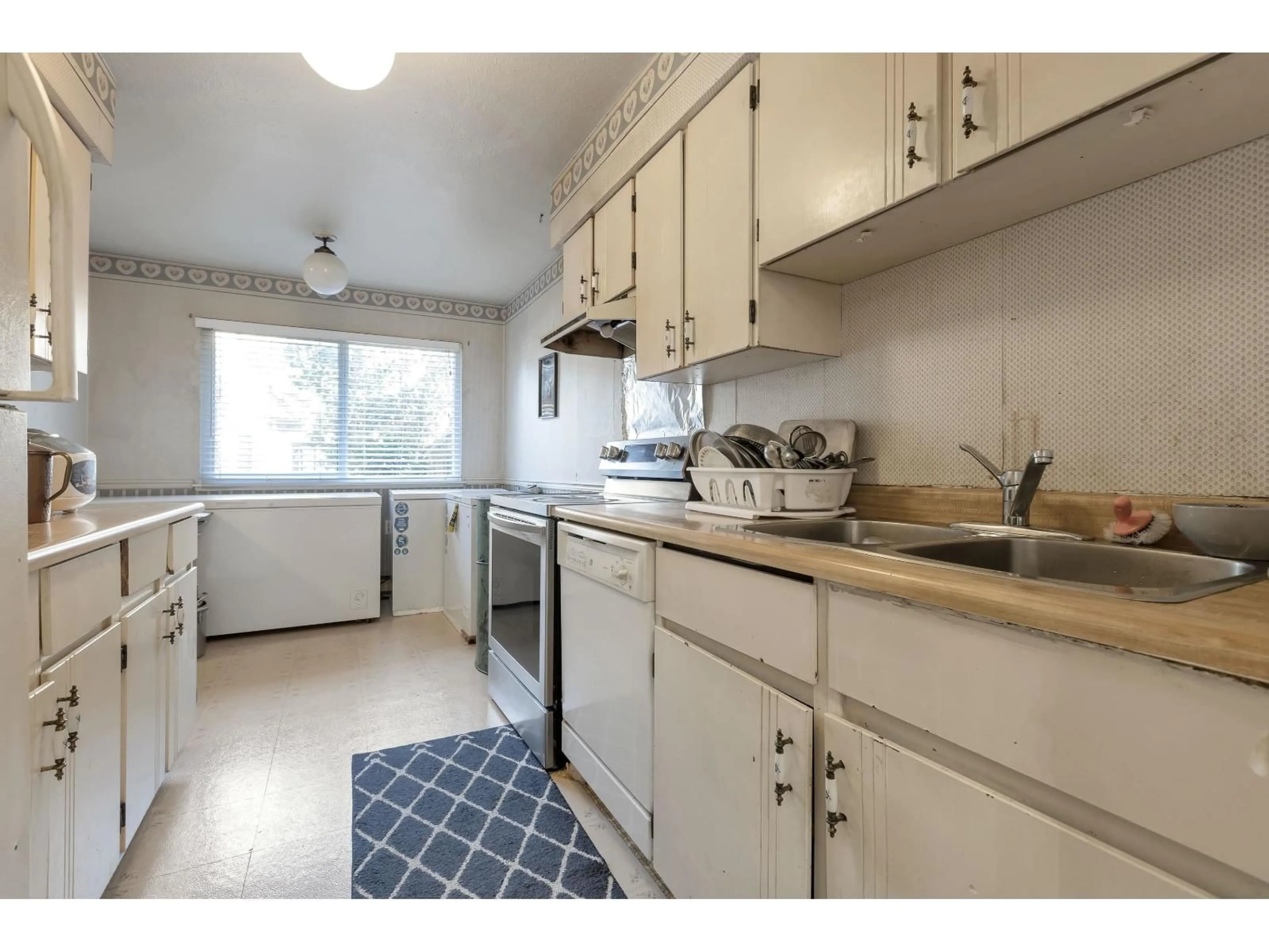 Standard kitchen, unknown for 105 - 9473 PRINCE CHARLES, Surrey British Columbia V3V7G1