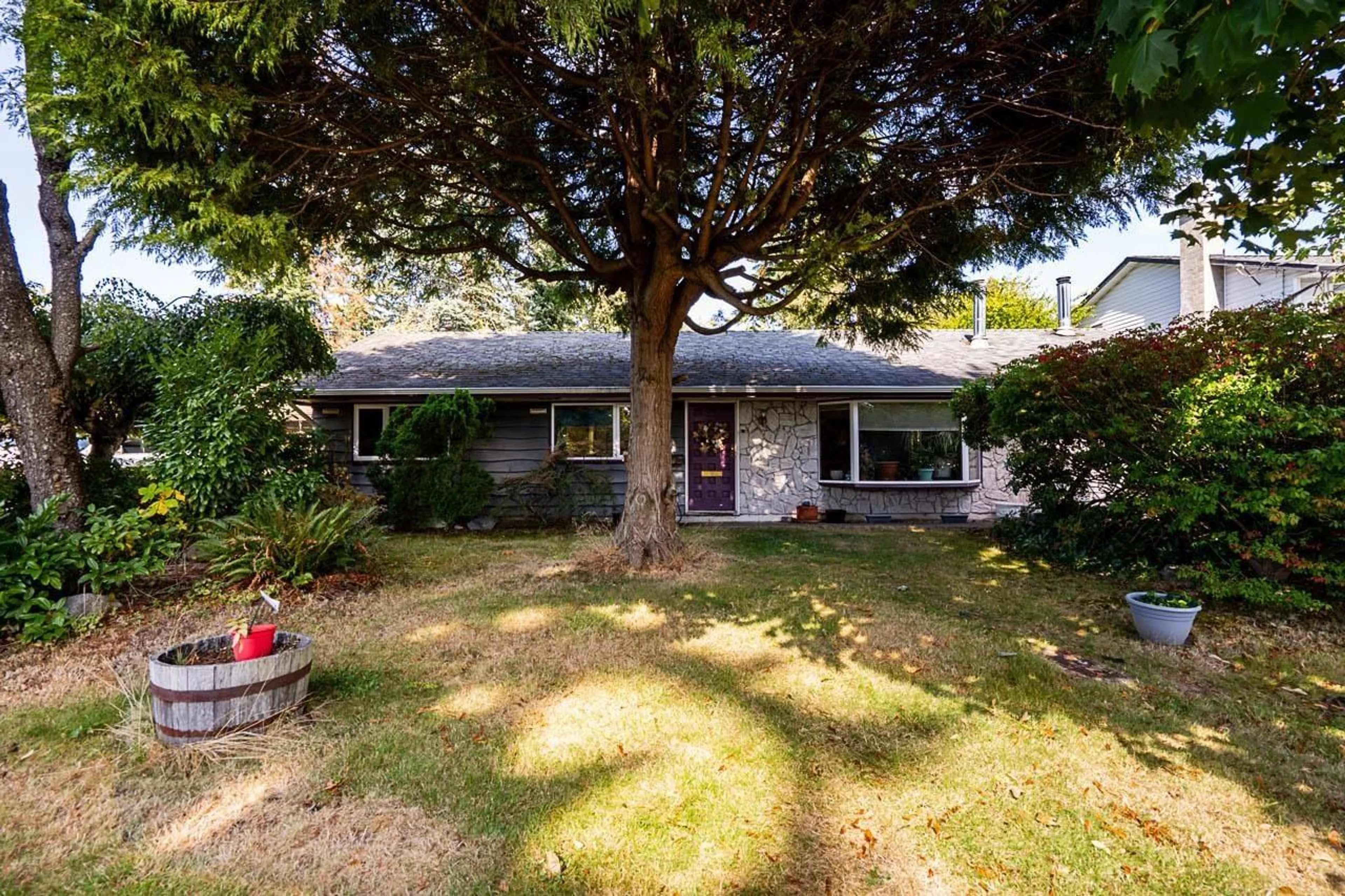 A pic from outside/outdoor area/front of a property/back of a property/a pic from drone, street for 14227 71, Surrey British Columbia V3W2K9