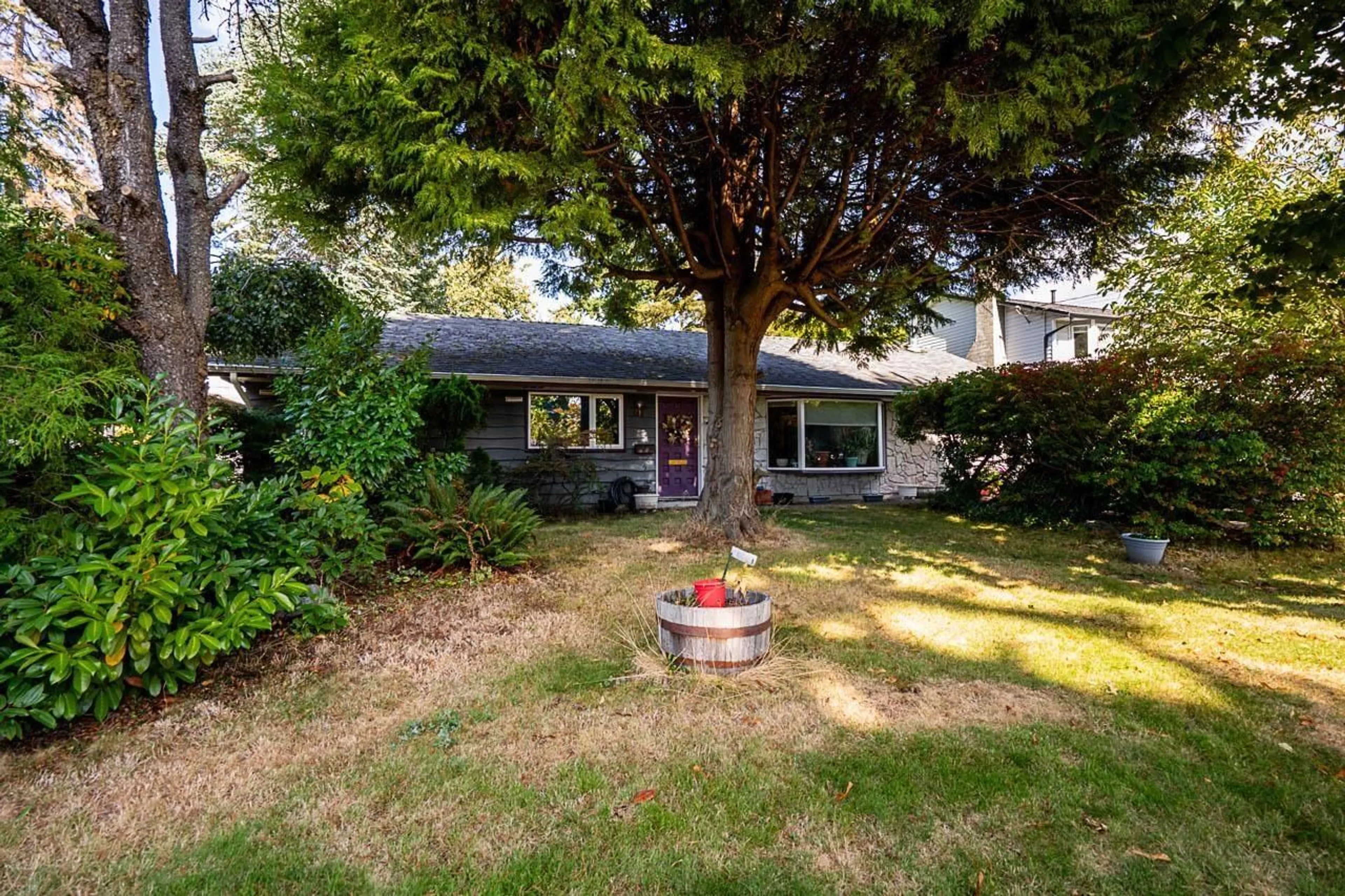 A pic from outside/outdoor area/front of a property/back of a property/a pic from drone, street for 14227 71, Surrey British Columbia V3W2K9