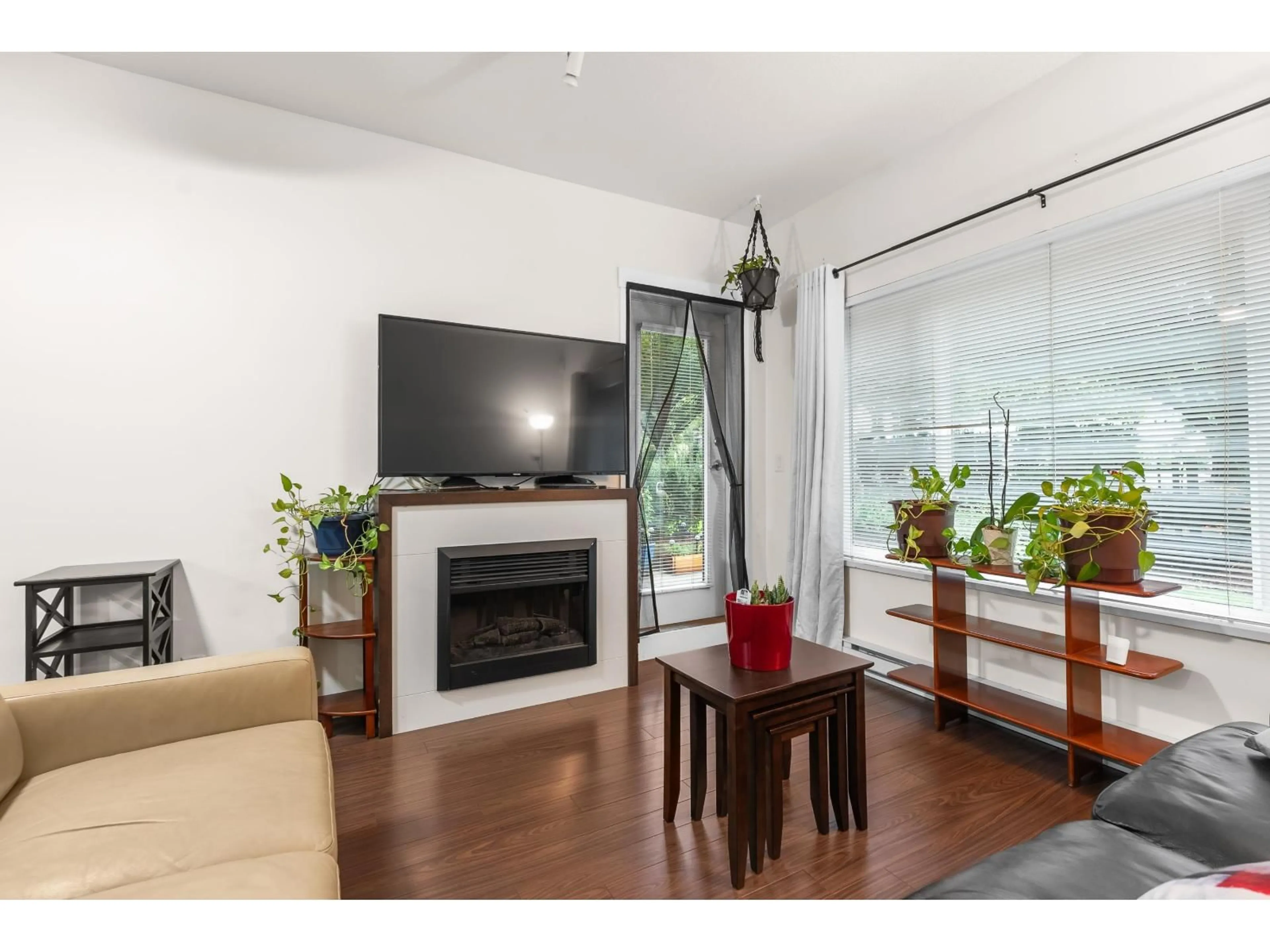 Living room with furniture, wood/laminate floor for 101 - 2943 NELSON, Abbotsford British Columbia V2S0C8