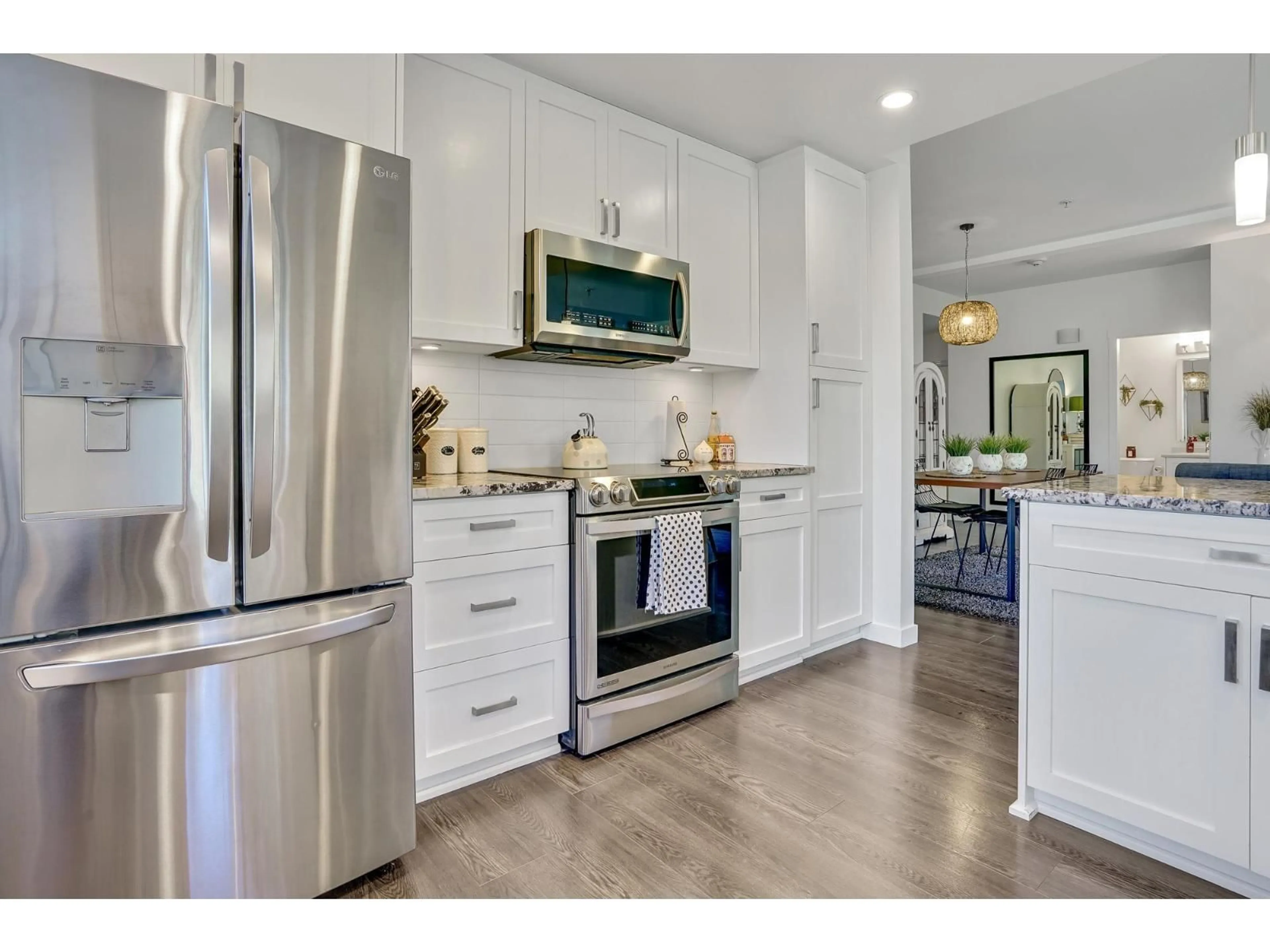 Open concept kitchen, wood/laminate floor for 216 - 2238 WHATCOM, Abbotsford British Columbia V3G0E6