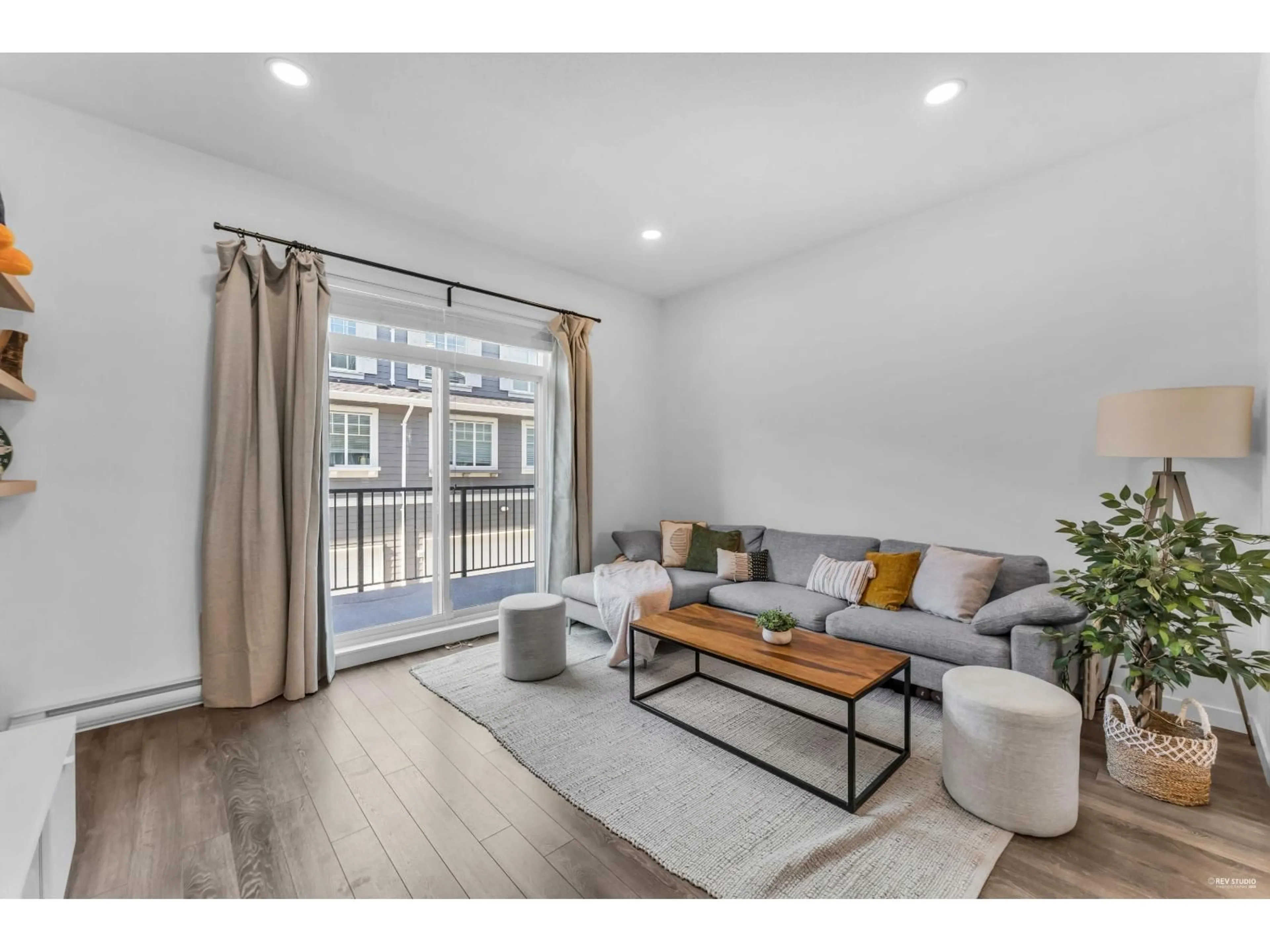 Living room with furniture, wood/laminate floor for 118 - 15850 85, Surrey British Columbia V4N6W2