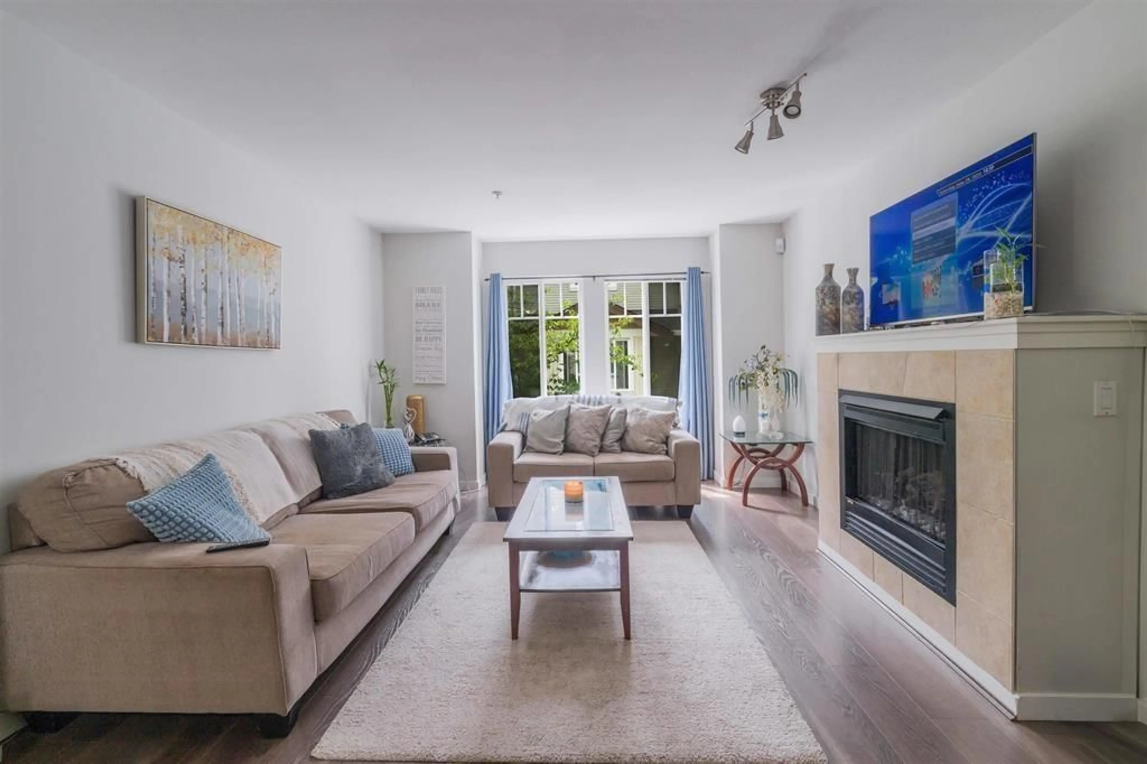 Living room with furniture, unknown for 80 - 12711 64, Surrey British Columbia V3W3P3