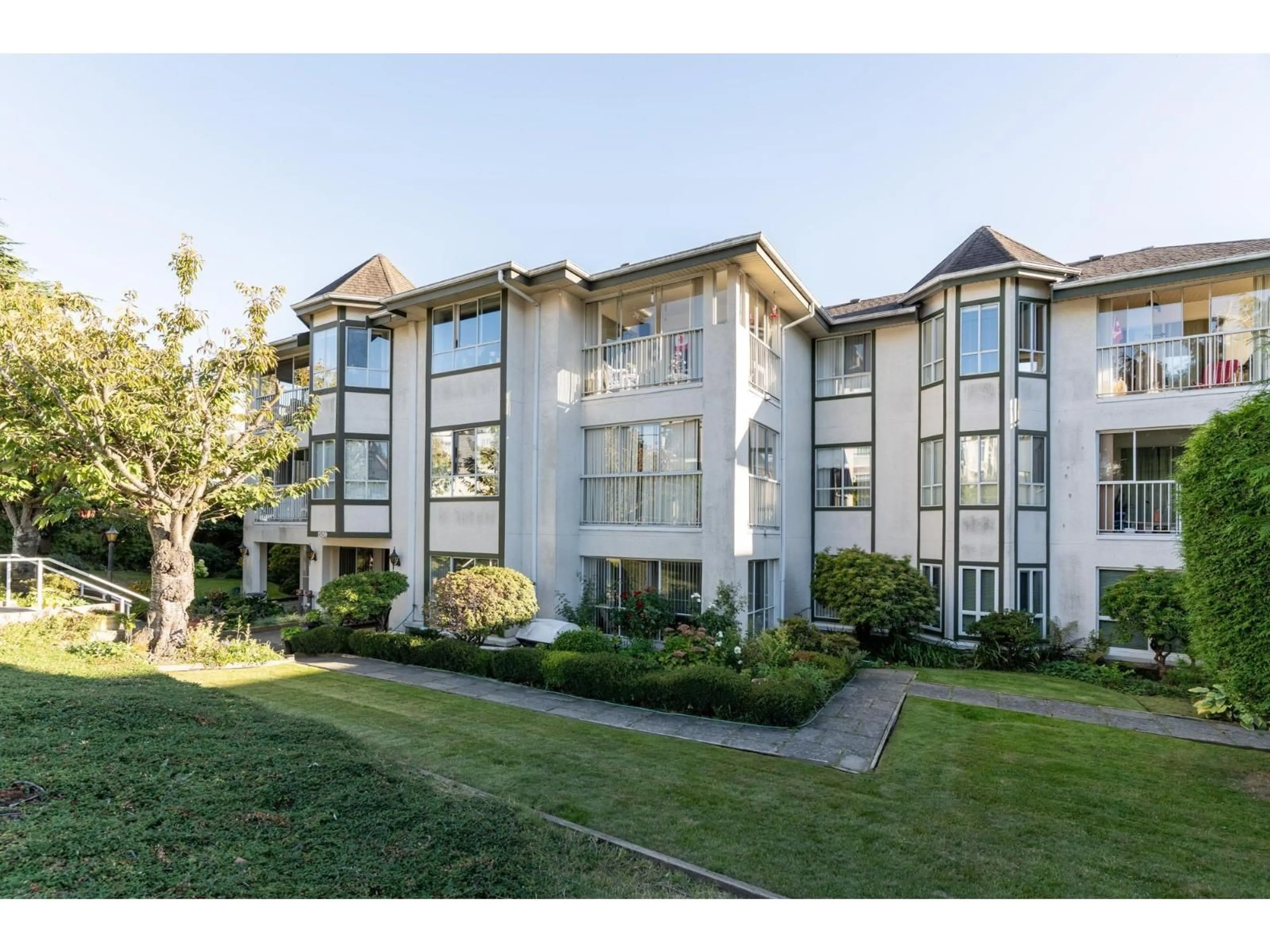A pic from outside/outdoor area/front of a property/back of a property/a pic from drone, unknown for 204 - 15130 ROPER, White Rock British Columbia V4B2E7