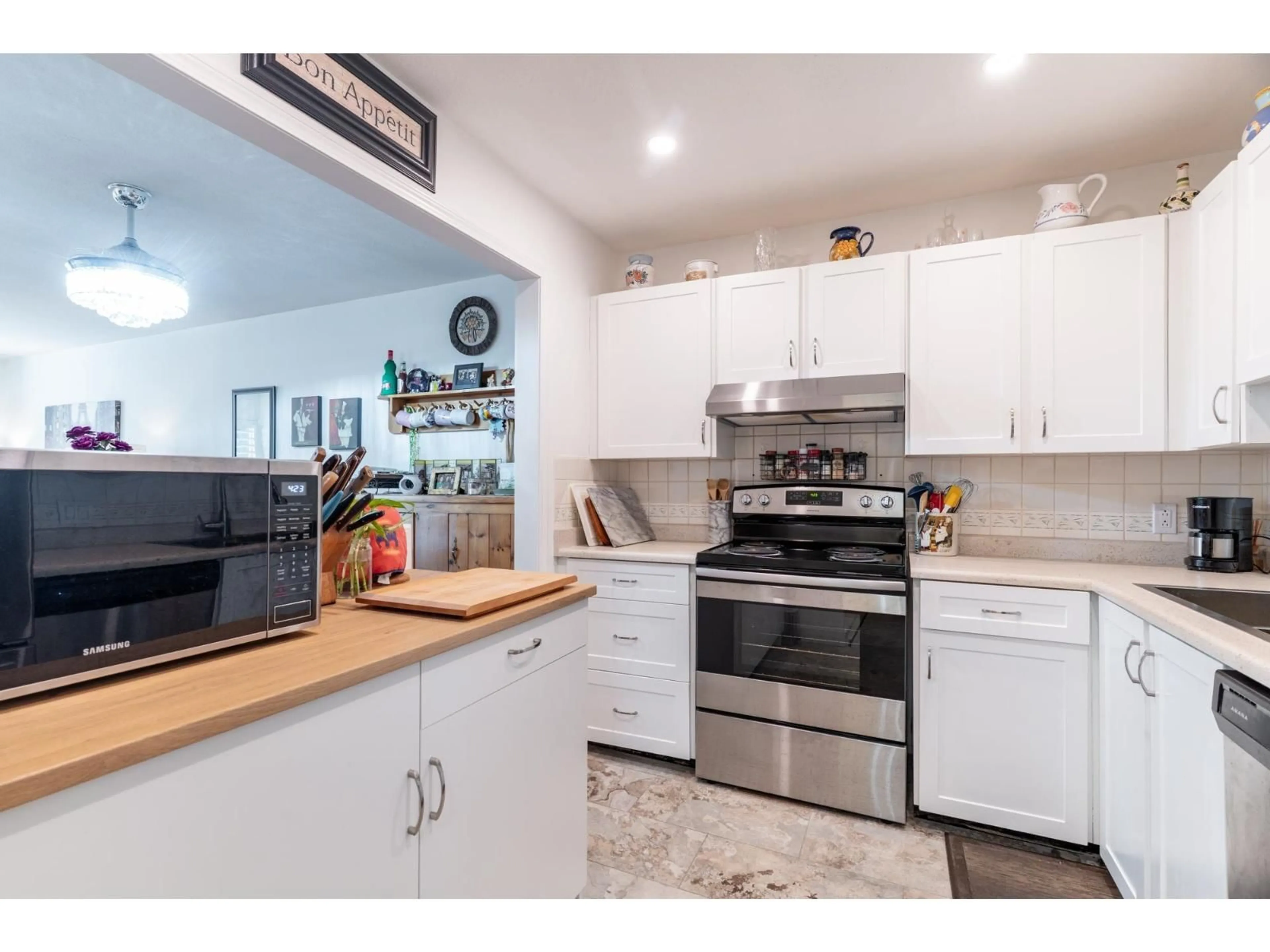 Open concept kitchen, unknown for 204 - 15130 ROPER, White Rock British Columbia V4B2E7