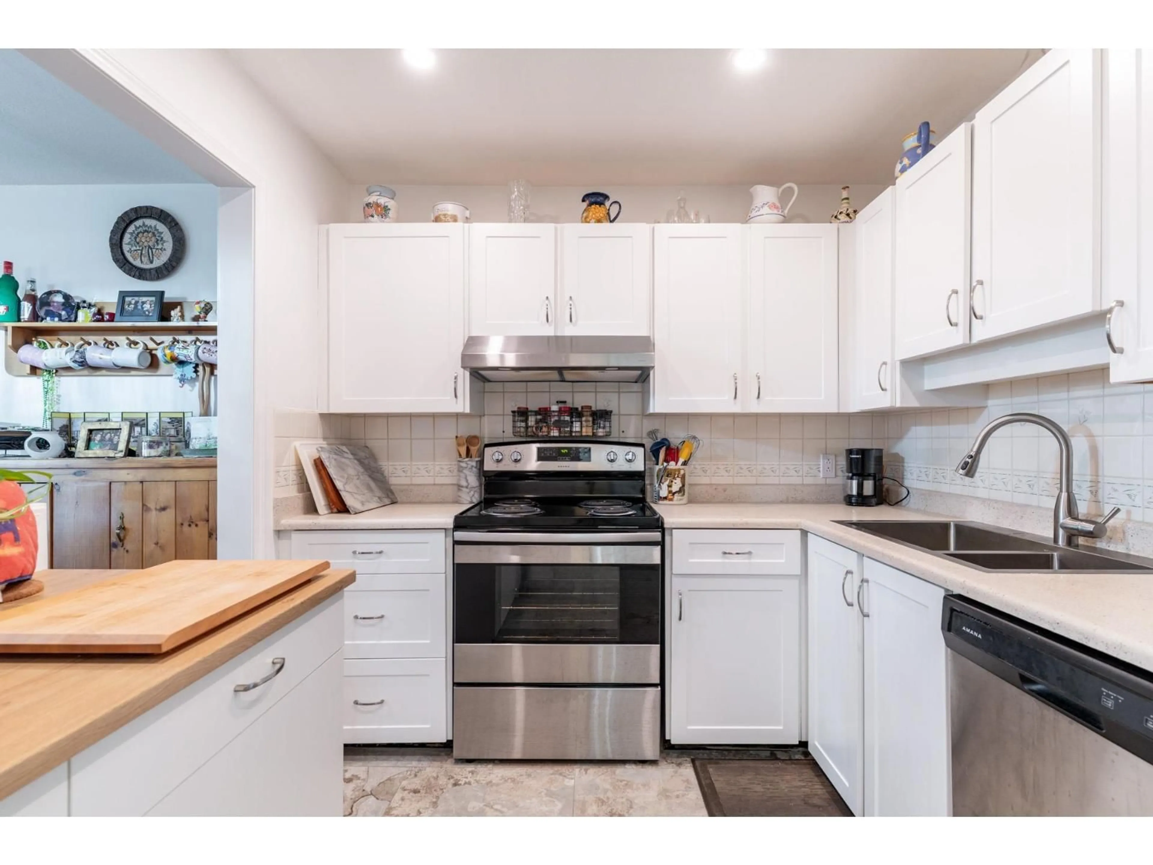 Standard kitchen, unknown for 204 - 15130 ROPER, White Rock British Columbia V4B2E7