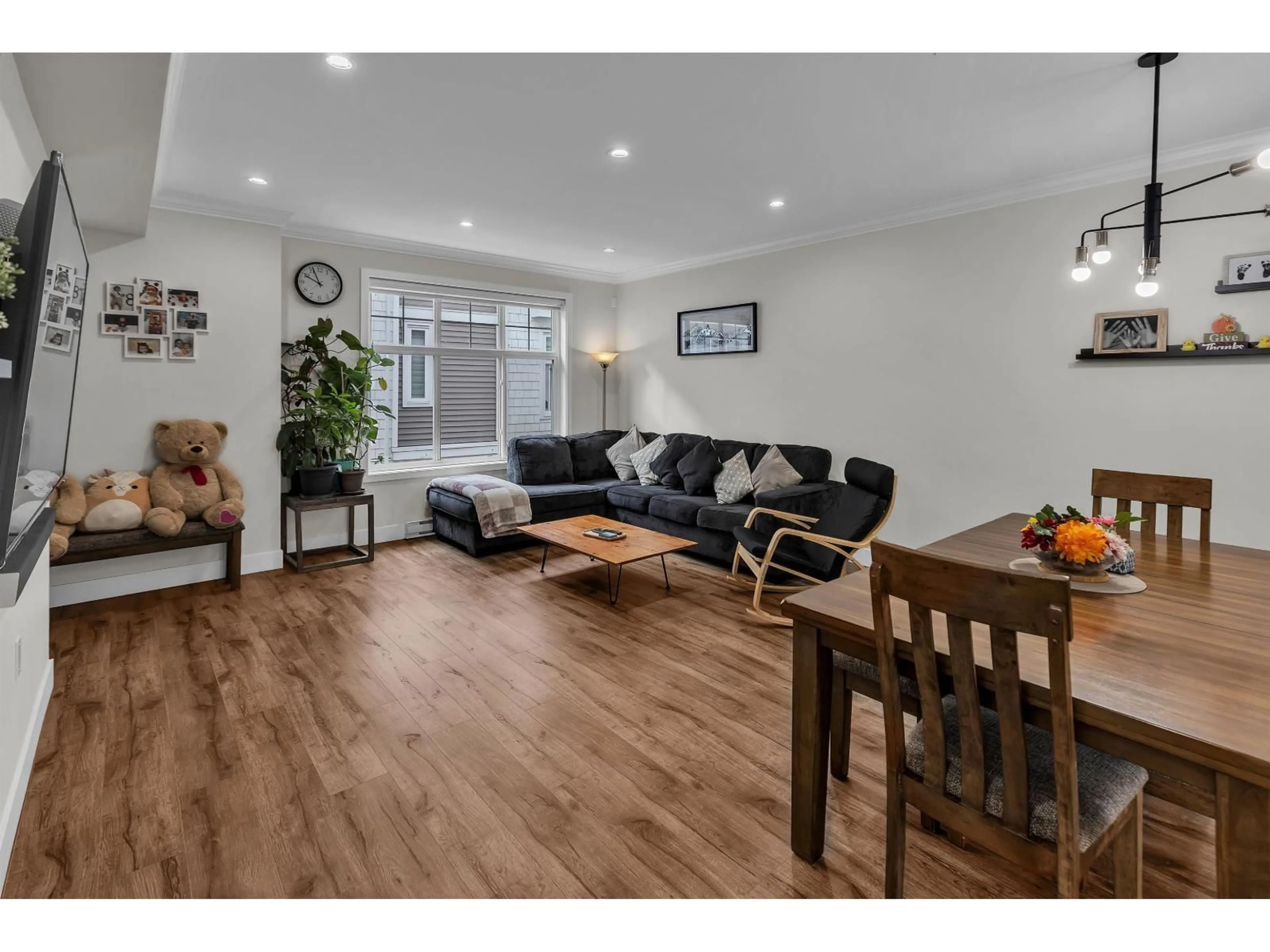 Living room with furniture, wood/laminate floor for 11 - 2033 MCKENZIE, Abbotsford British Columbia V2S0M2