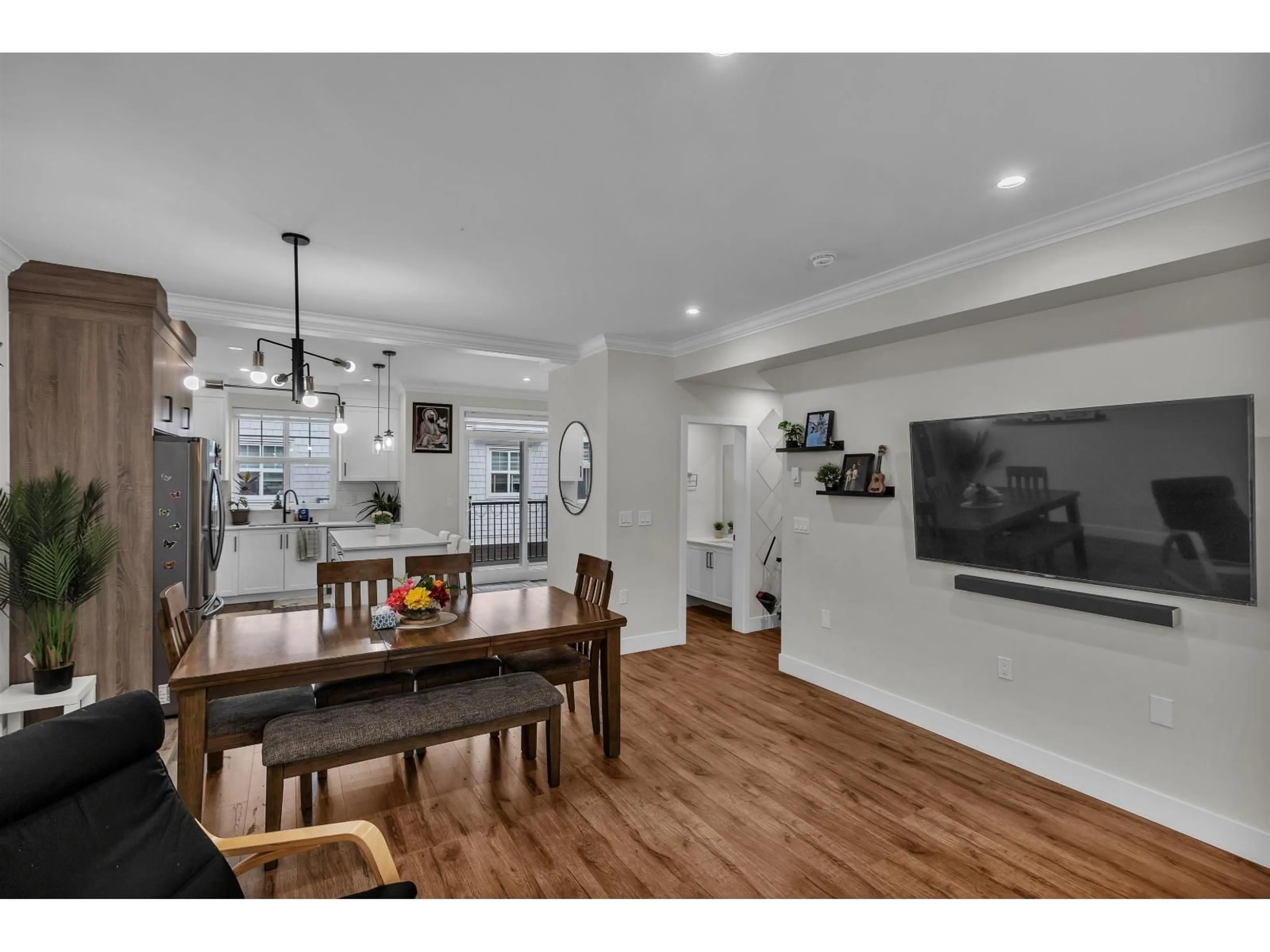 Open concept kitchen, wood/laminate floor for 11 - 2033 MCKENZIE, Abbotsford British Columbia V2S0M2