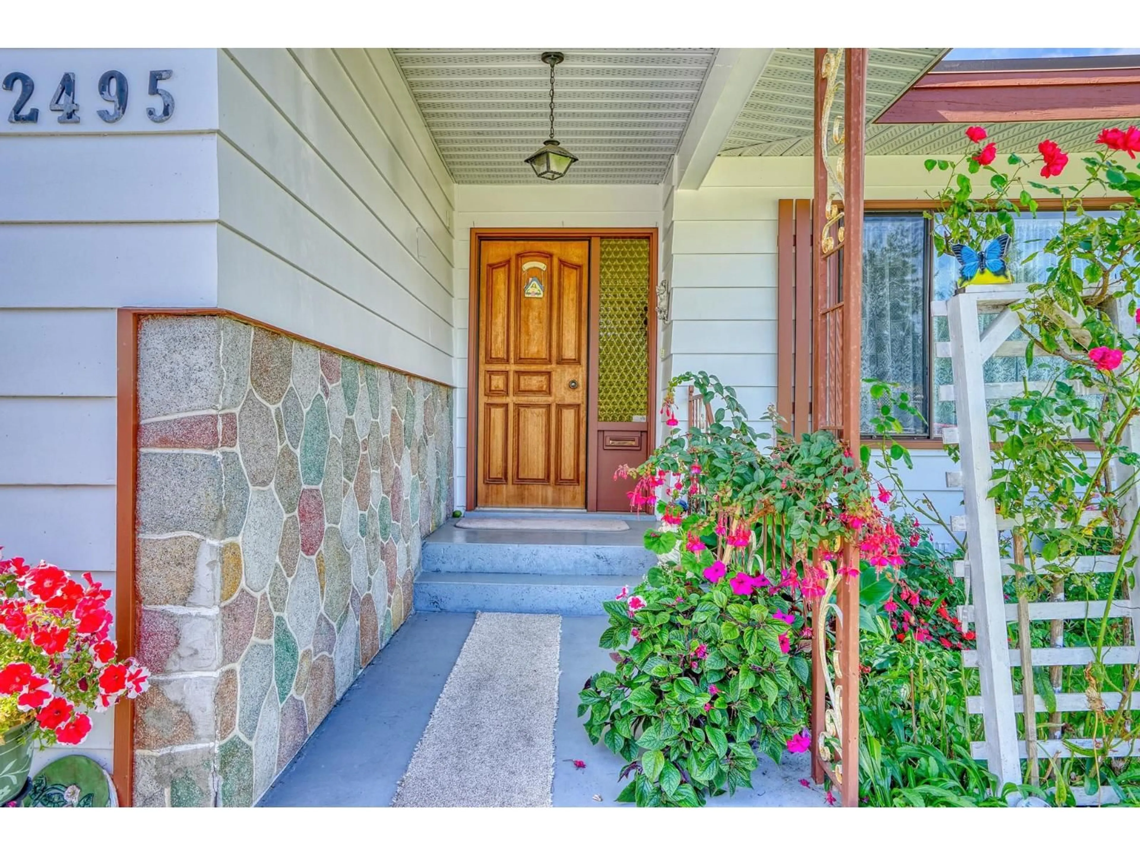Indoor entryway for 2495 SUGARPINE, Abbotsford British Columbia V2T3M7