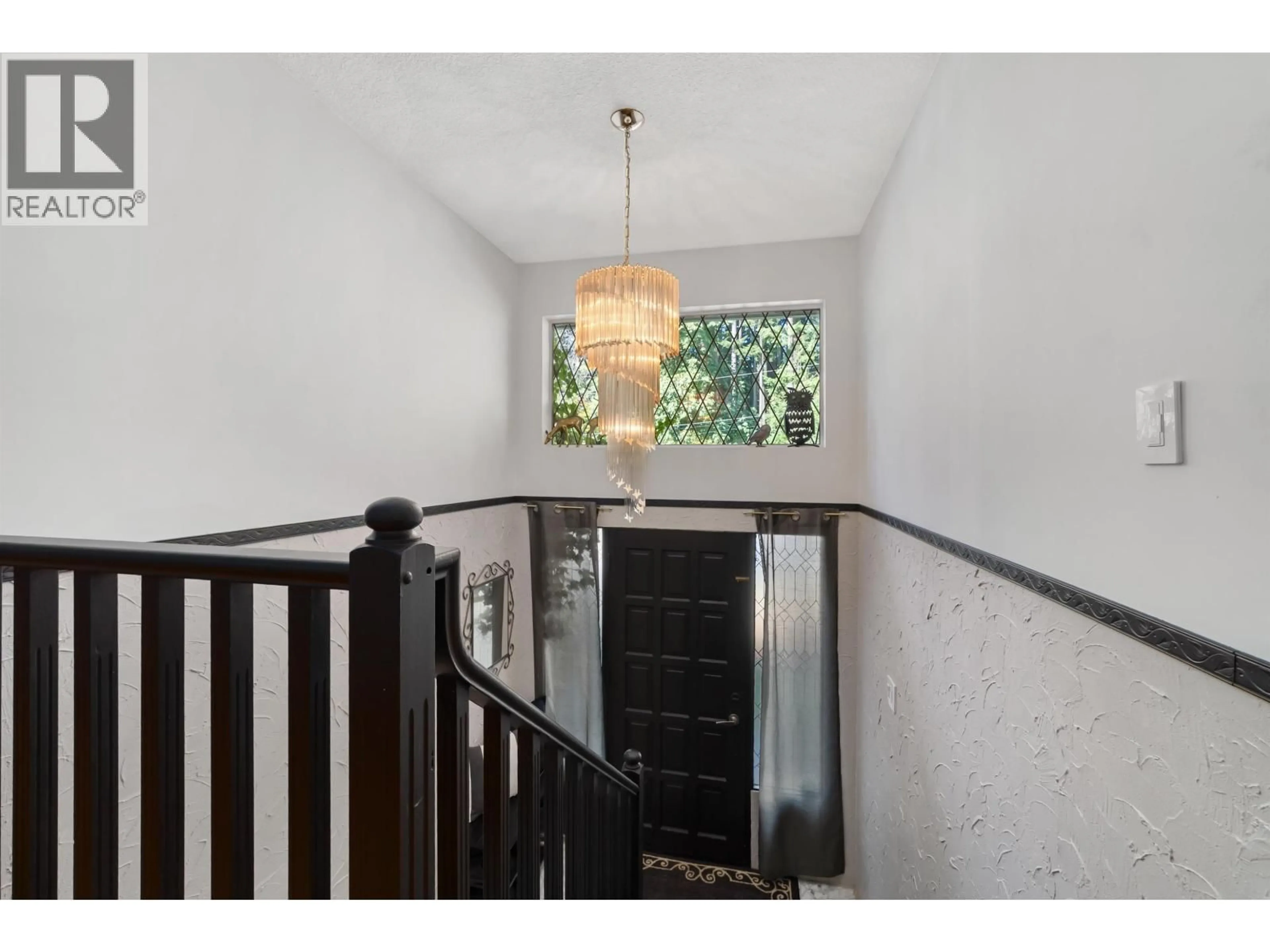 Indoor foyer for 2560 HAVERSLEY AVENUE, Coquitlam British Columbia V3J1W5