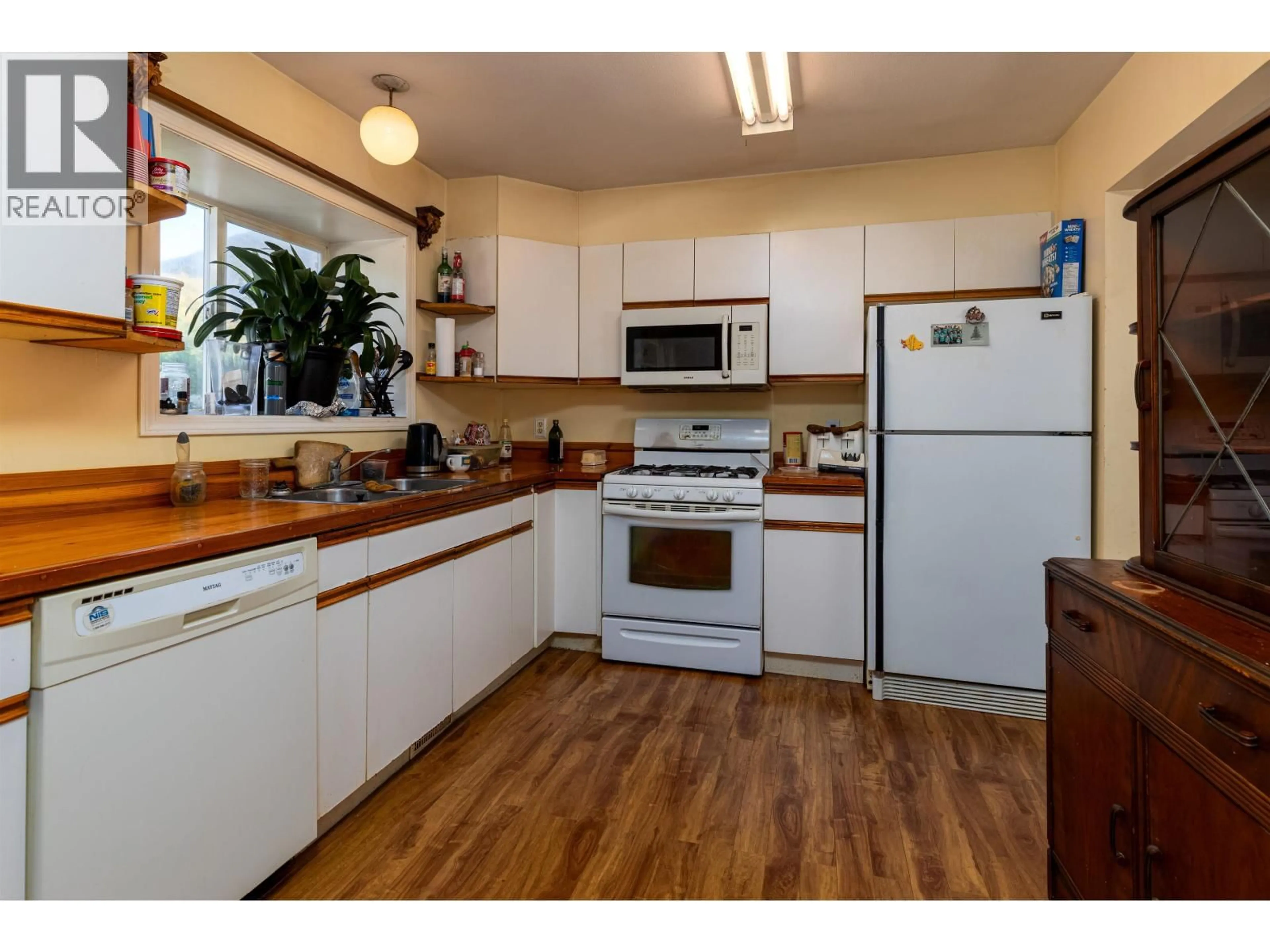 Standard kitchen, wood/laminate floor for 3566 NEWELL AVENUE, Terrace British Columbia V8G5A6