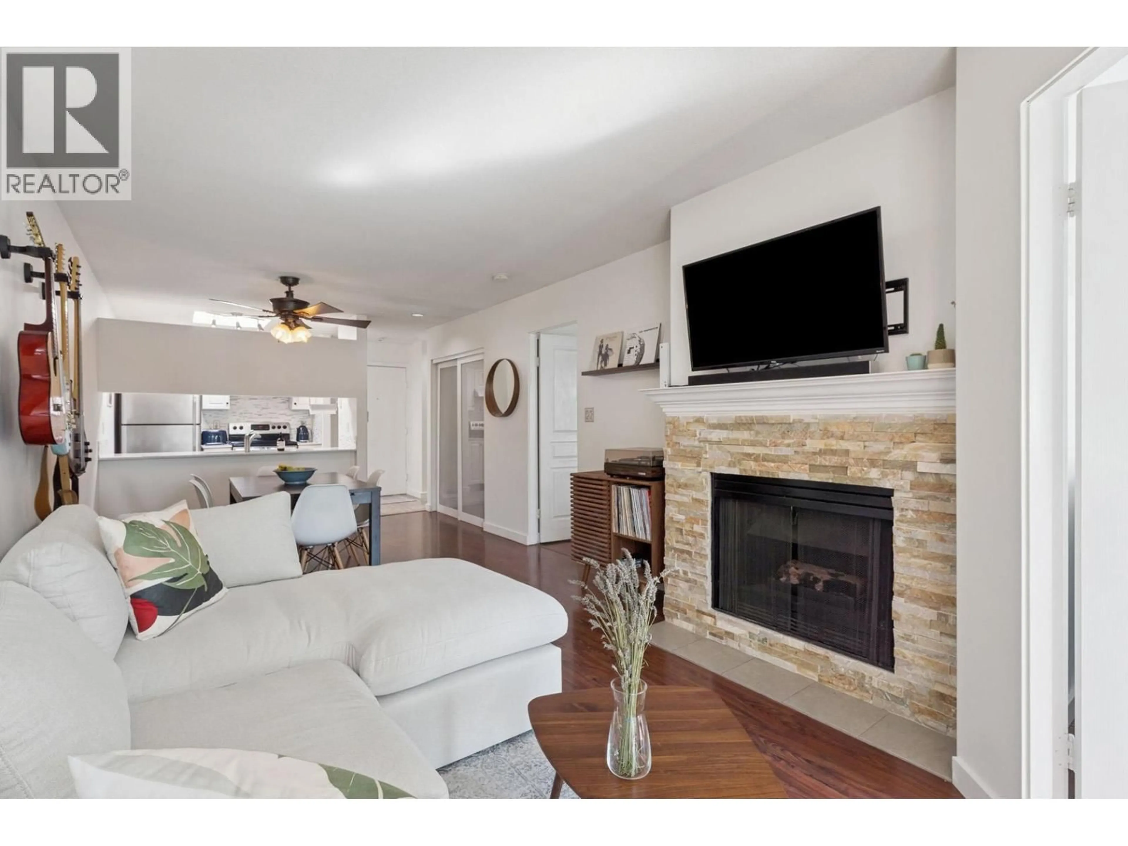 Living room with furniture, unknown for 303 - 189 16TH AVENUE, Vancouver British Columbia V5T4R2