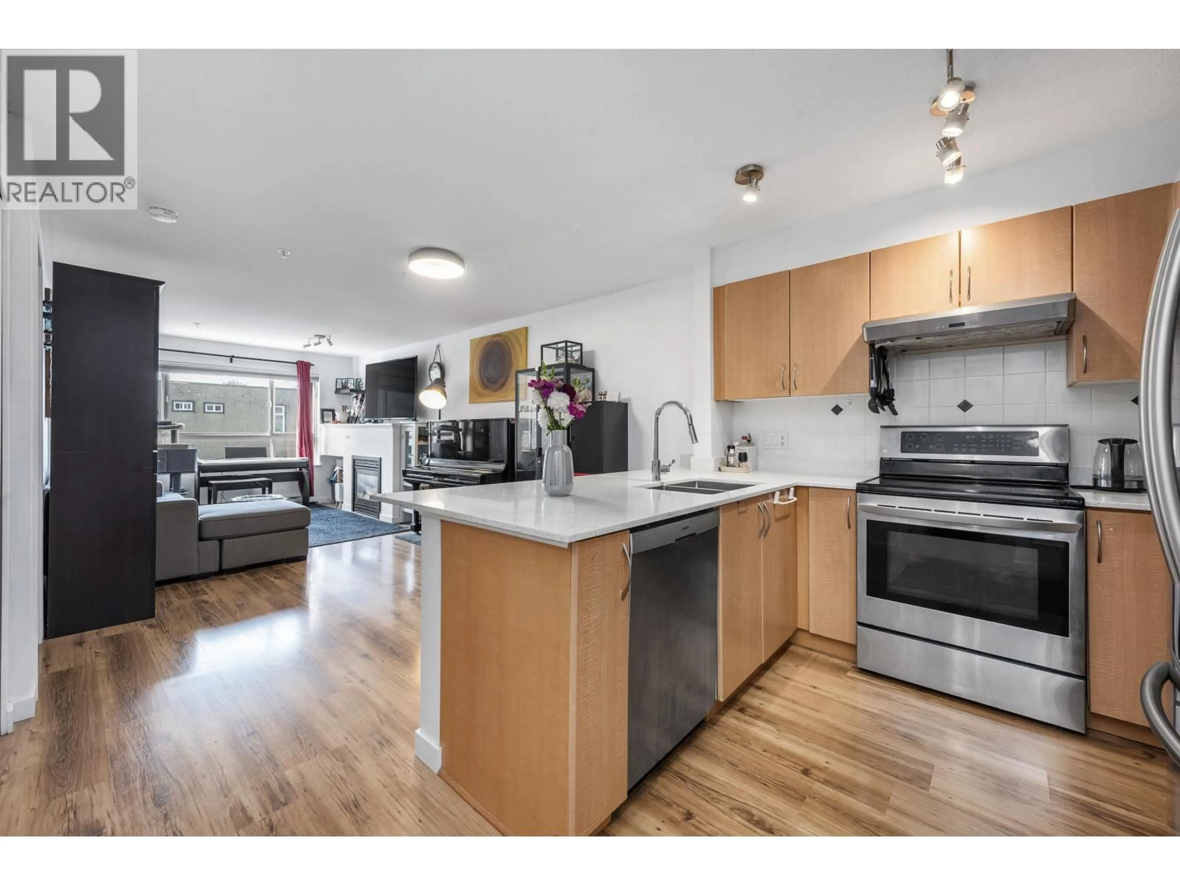 Open concept kitchen, wood/laminate floor for 202 - 38003 SECOND AVENUE, Squamish British Columbia V8B0C4