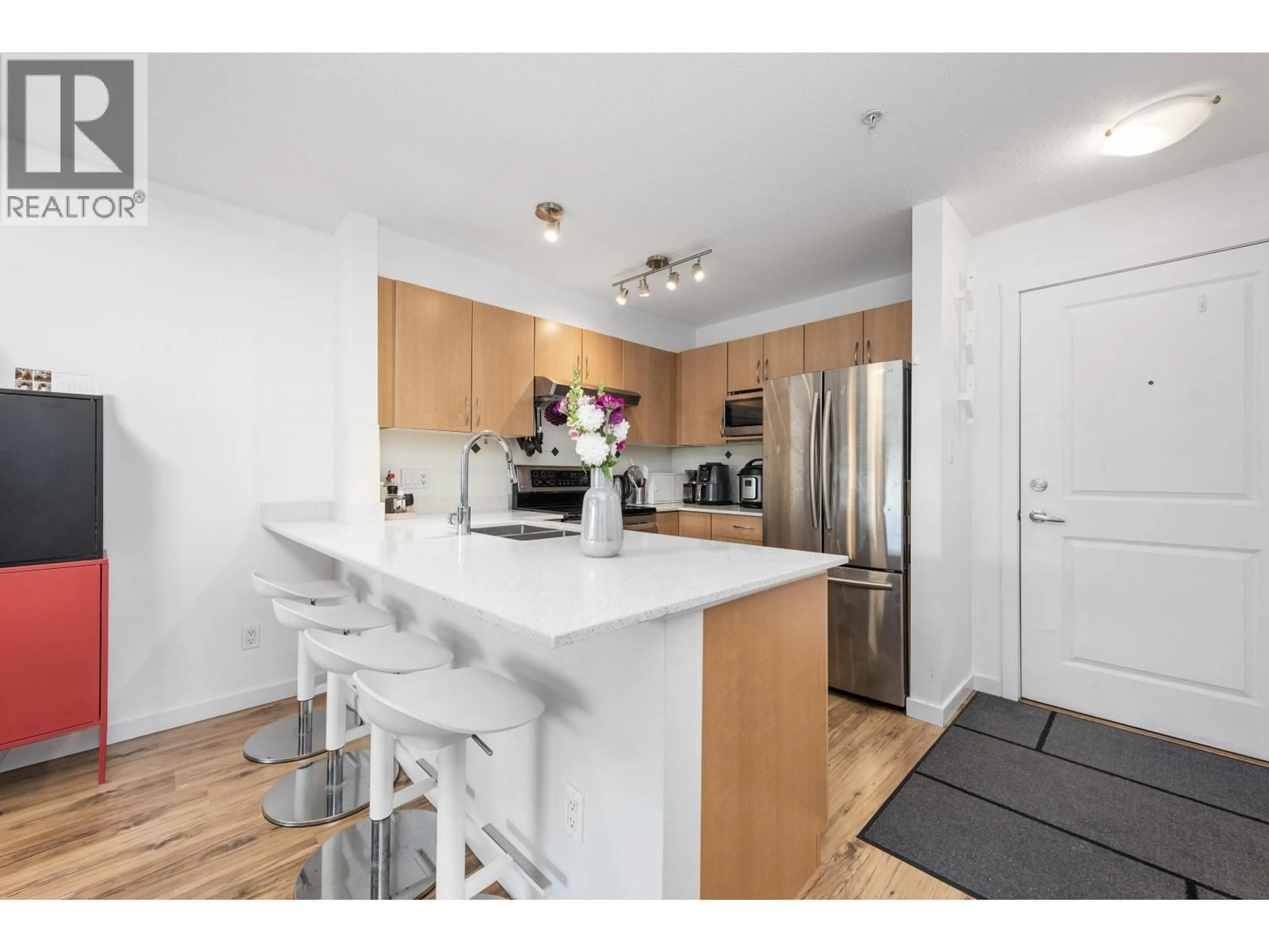 Open concept kitchen, wood/laminate floor for 202 - 38003 SECOND AVENUE, Squamish British Columbia V8B0C4