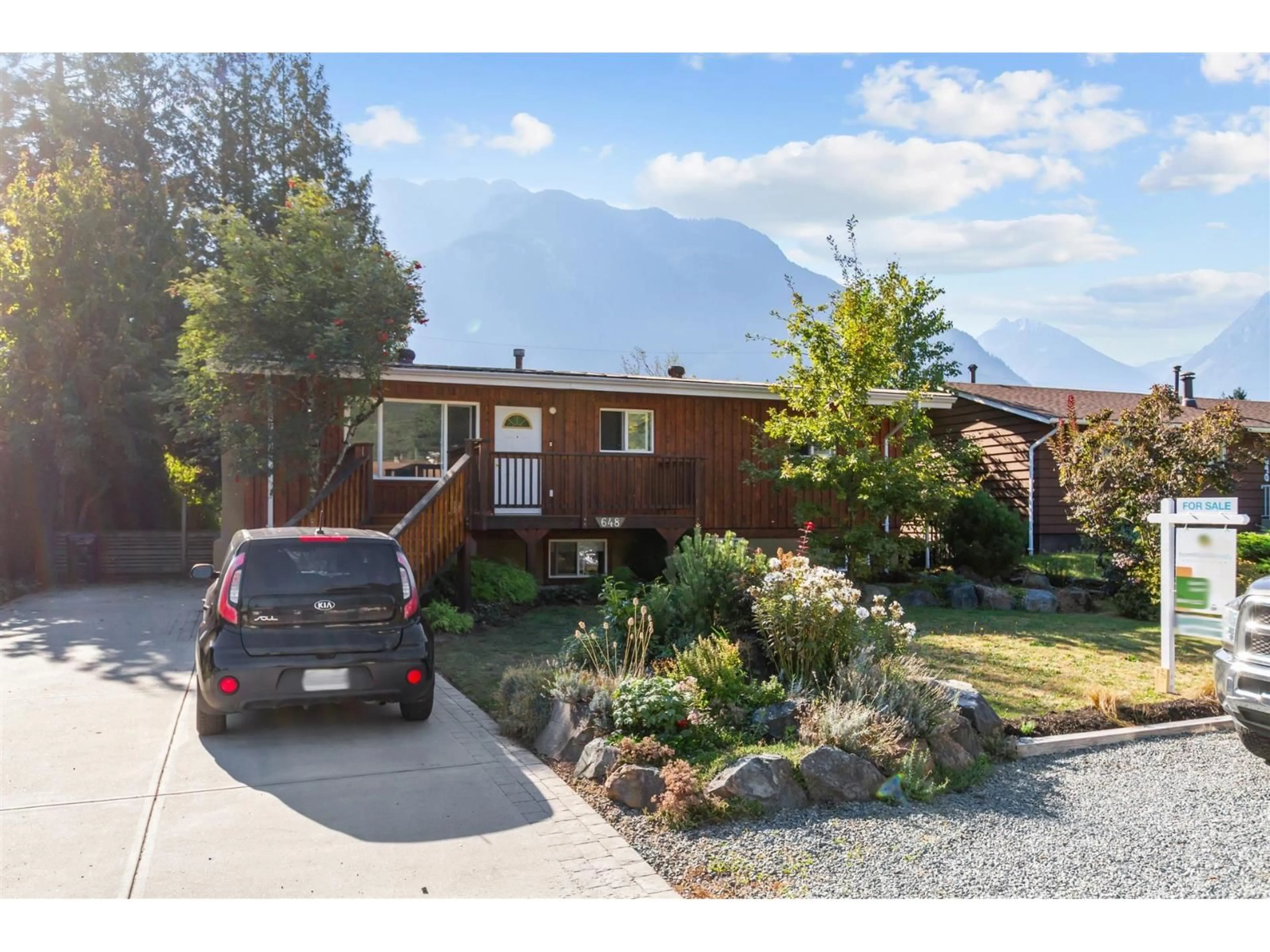 Home with vinyl exterior material, mountain view for 648 WILLOW STREET, Hope British Columbia V0X1L0