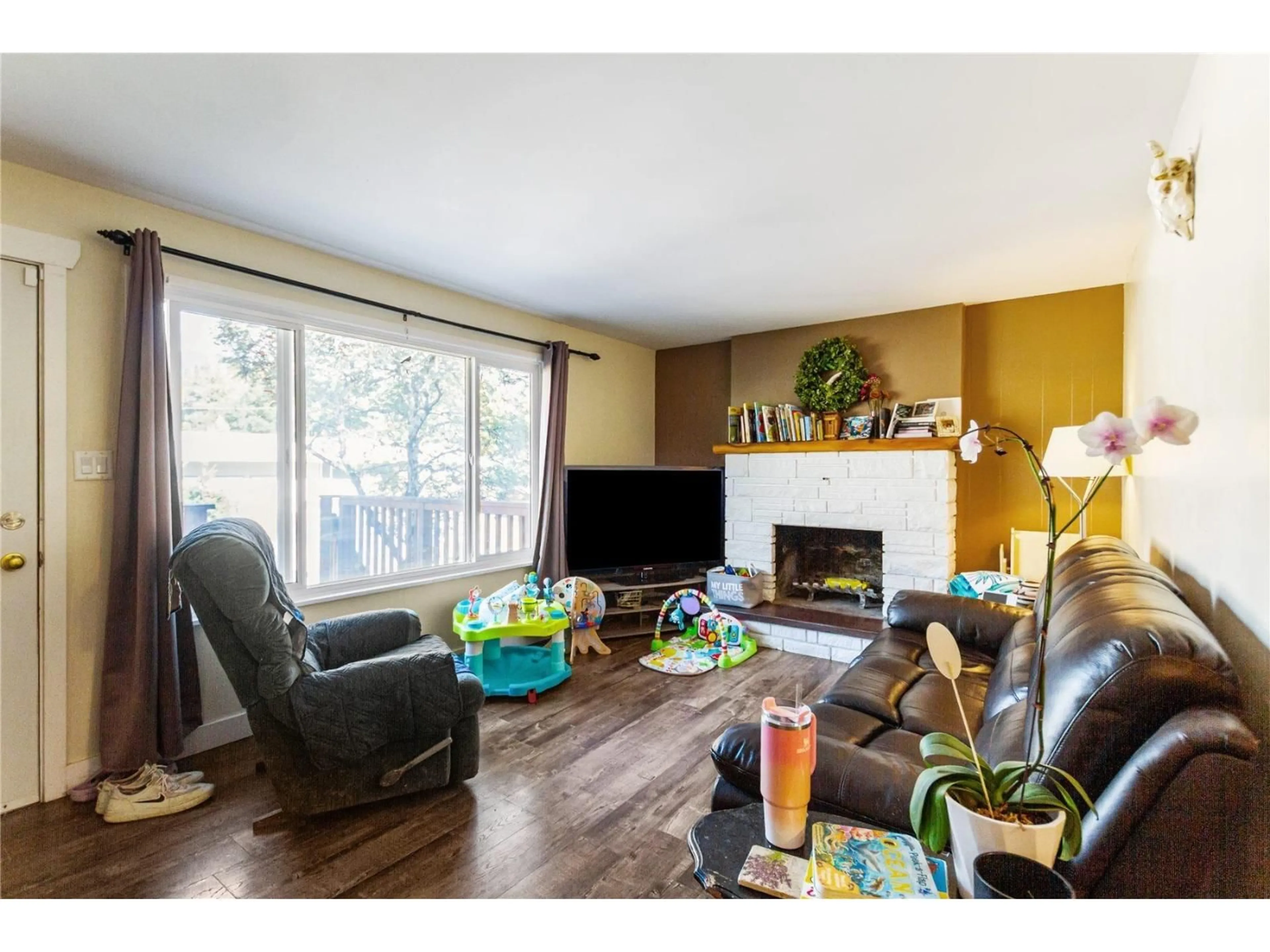 Living room with furniture, wood/laminate floor for 648 WILLOW STREET, Hope British Columbia V0X1L0