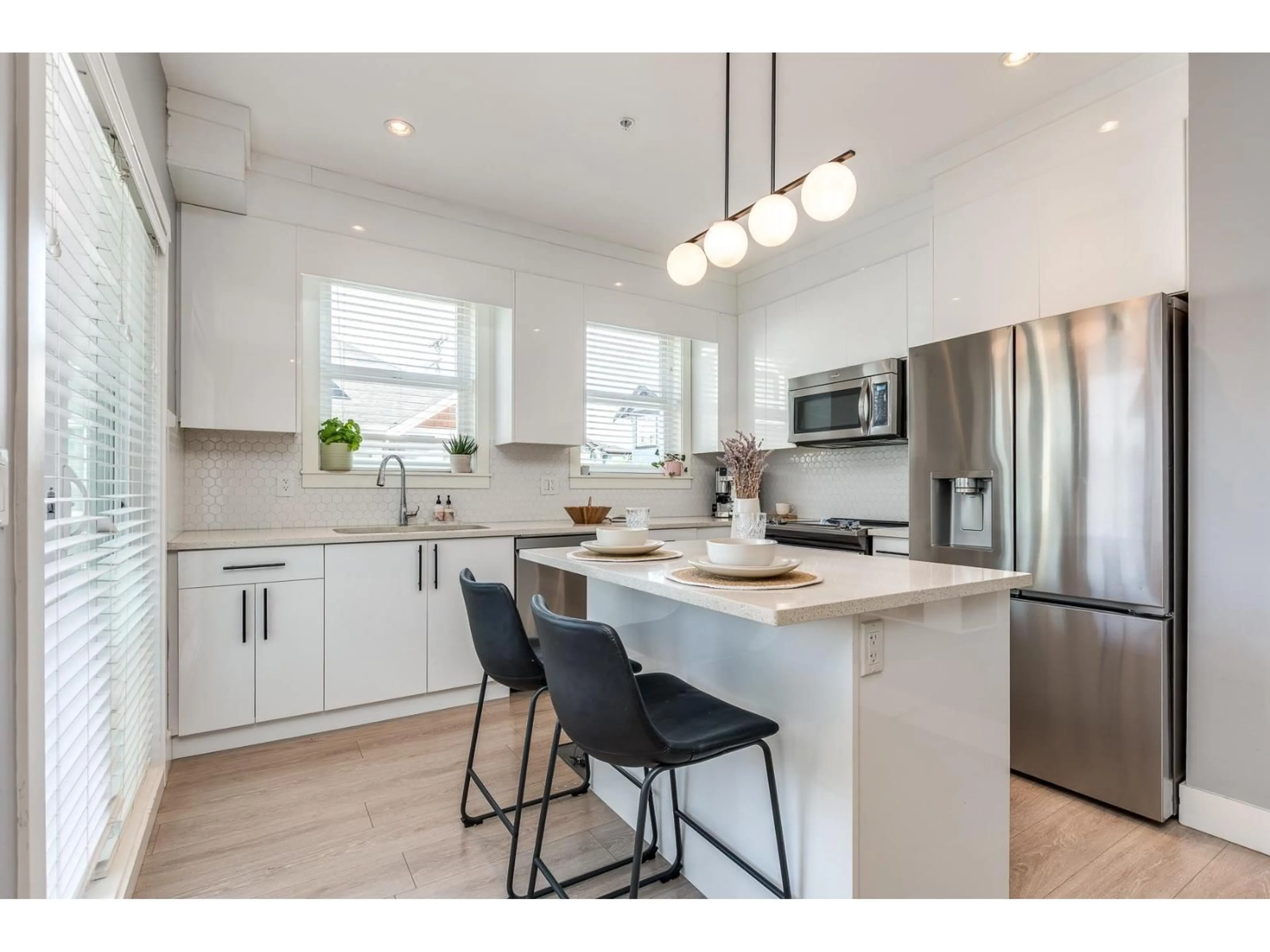Open concept kitchen, wood/laminate floor for 37 - 20856 76, Langley British Columbia V2Y0S7