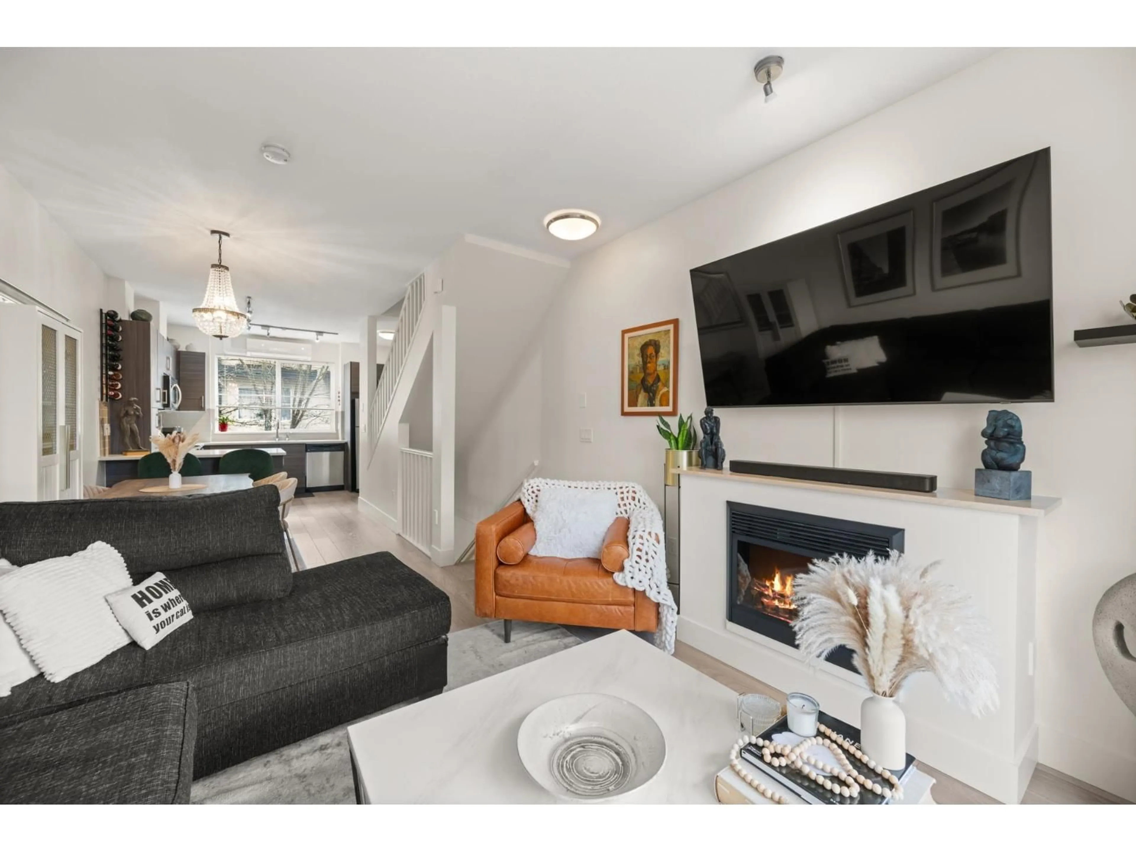 Living room with furniture, unknown for 26 - 19477 72A, Surrey British Columbia V4N6M2