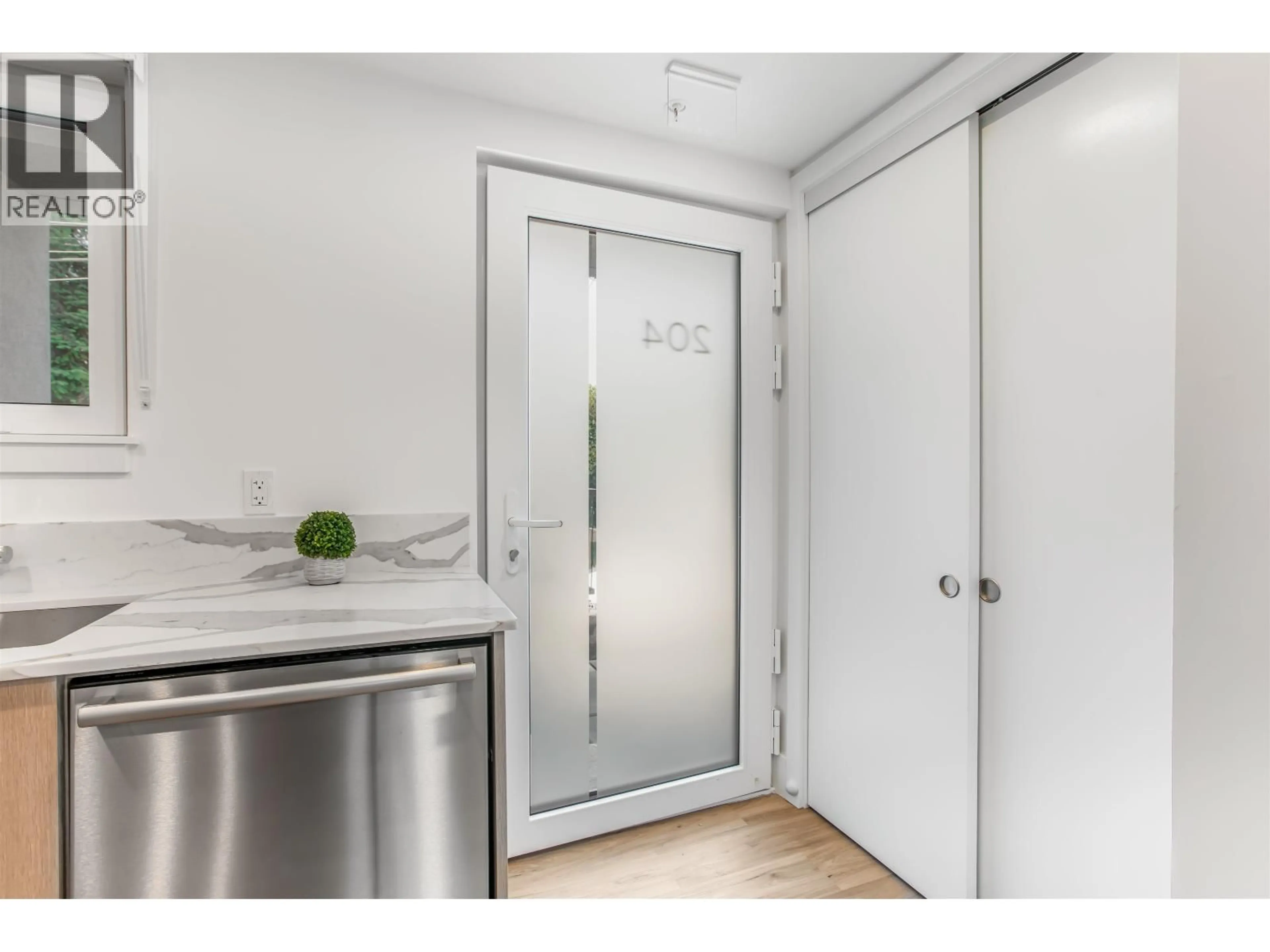 Indoor entryway for 204 - 2075 1ST AVENUE, Vancouver British Columbia V5N1B6